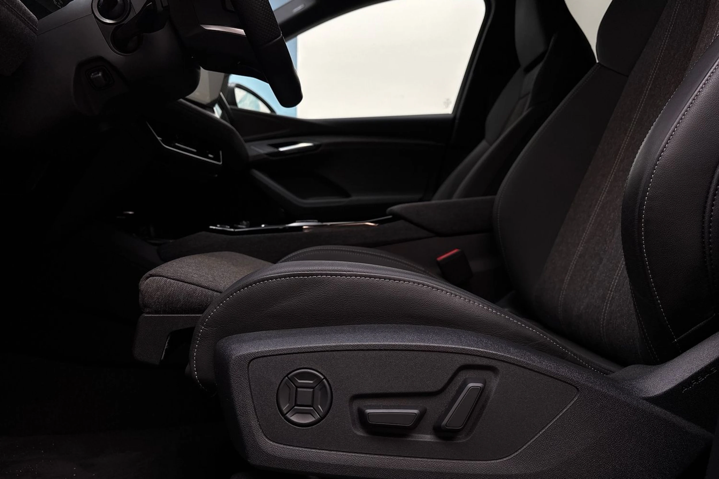 harmaa Audi Q6 e-tron 2025 kuva 16.