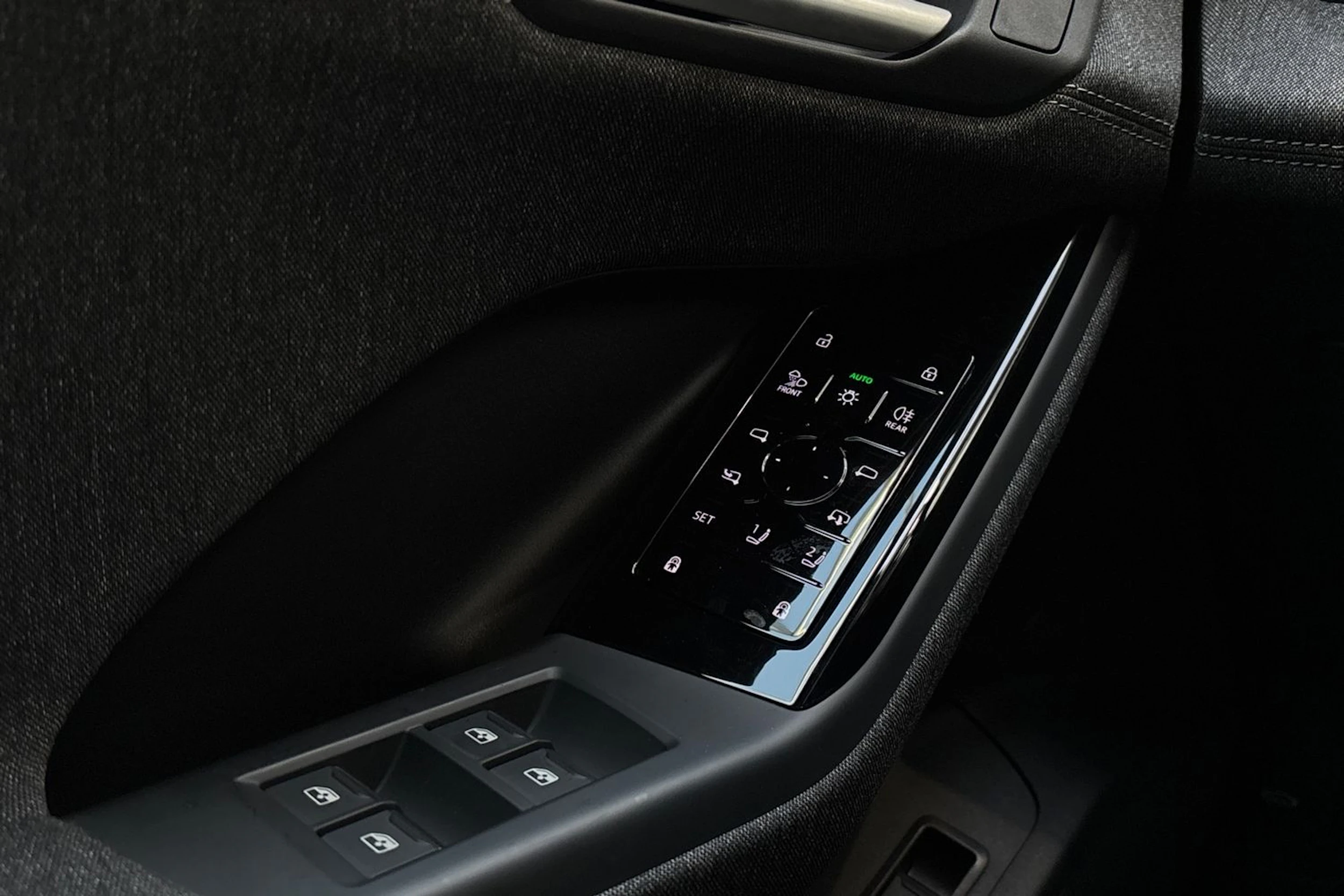 harmaa Audi Q6 e-tron 2025 kuva 17.