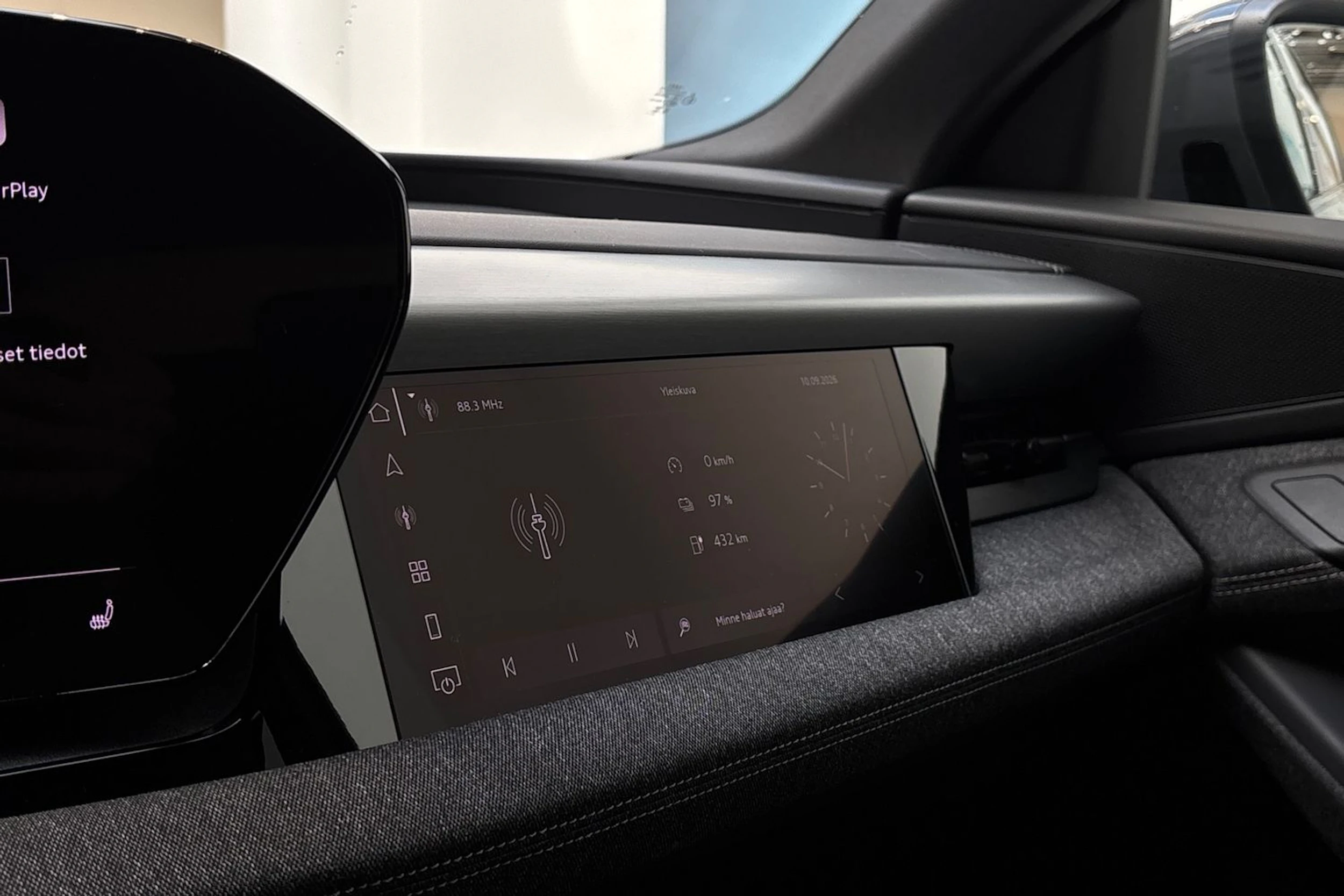 harmaa Audi Q6 e-tron 2025 kuva 23.
