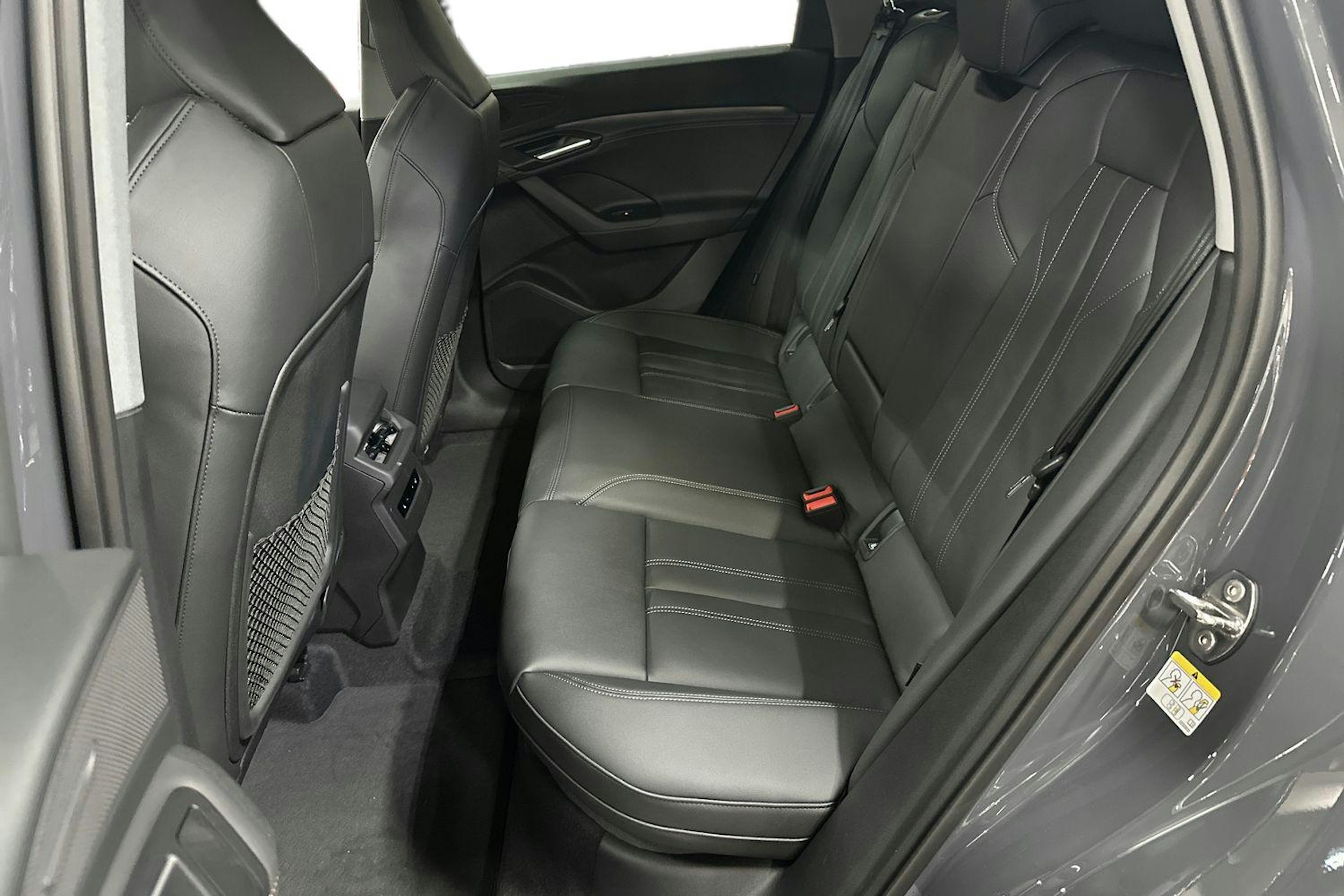 harmaa Audi Q6 e-tron 2025 kuva 8.