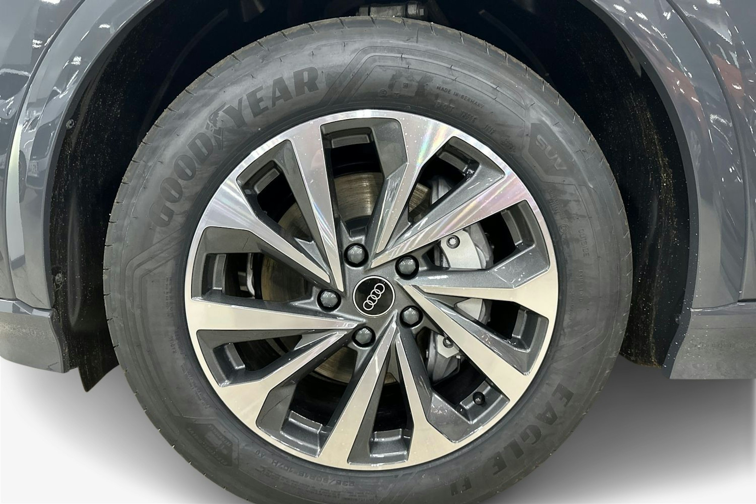 harmaa Audi Q6 e-tron 2025 kuva 9.