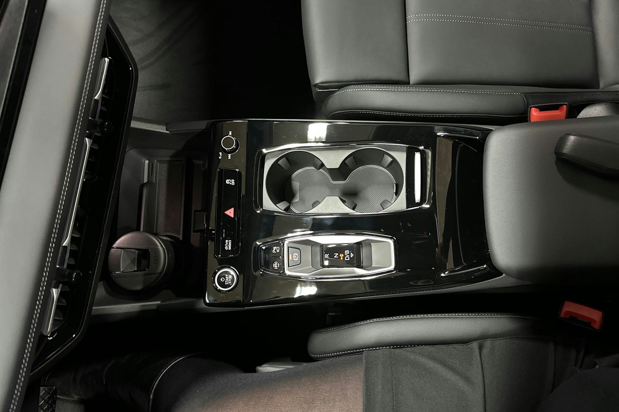 harmaa Audi Q6 e-tron 2025 kuva 27.