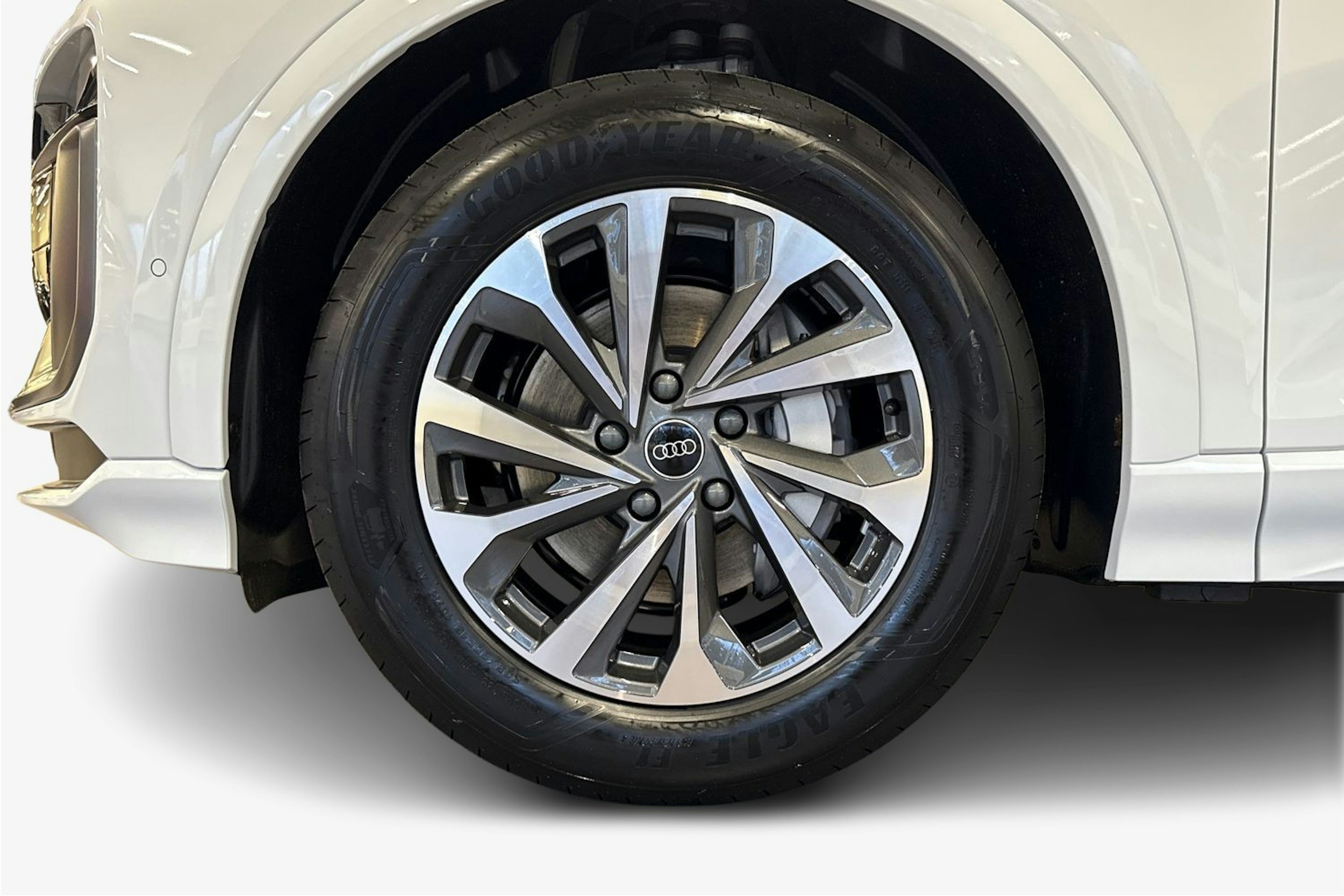 met. valkoinen Audi Q6 e-tron 2025 kuva 9.