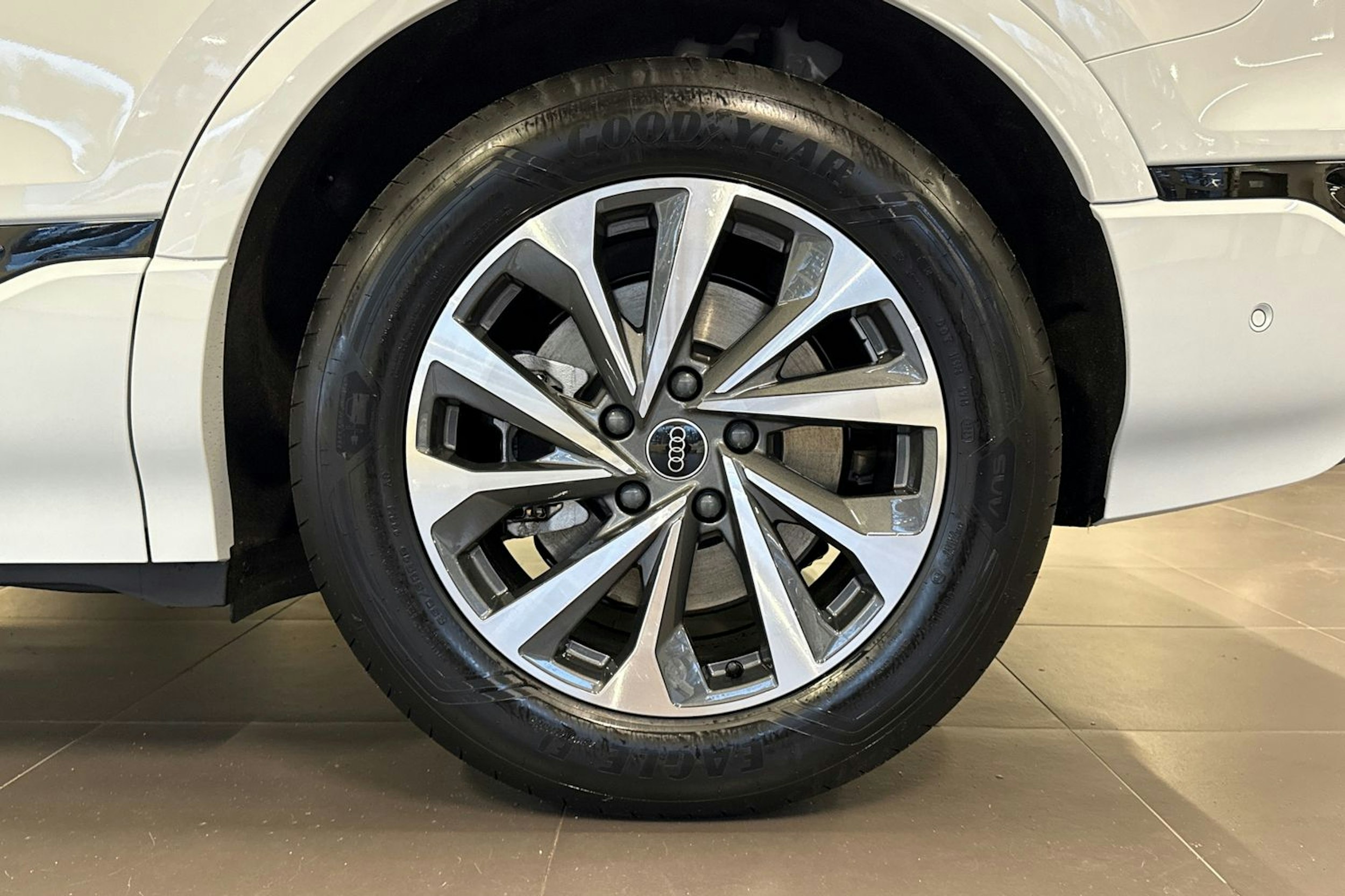 met. valkoinen Audi Q6 e-tron 2025 kuva 10.