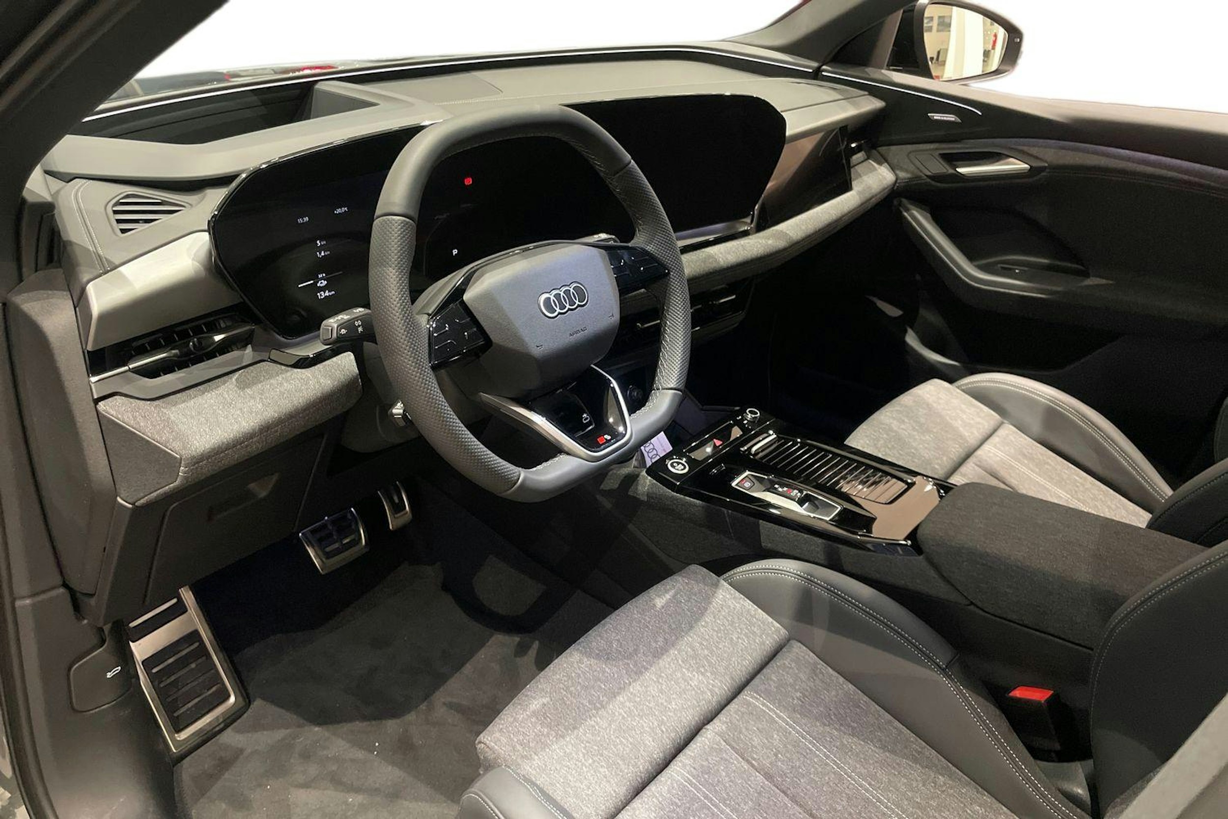 harmaa Audi Q6 e-tron 2025 kuva 6.