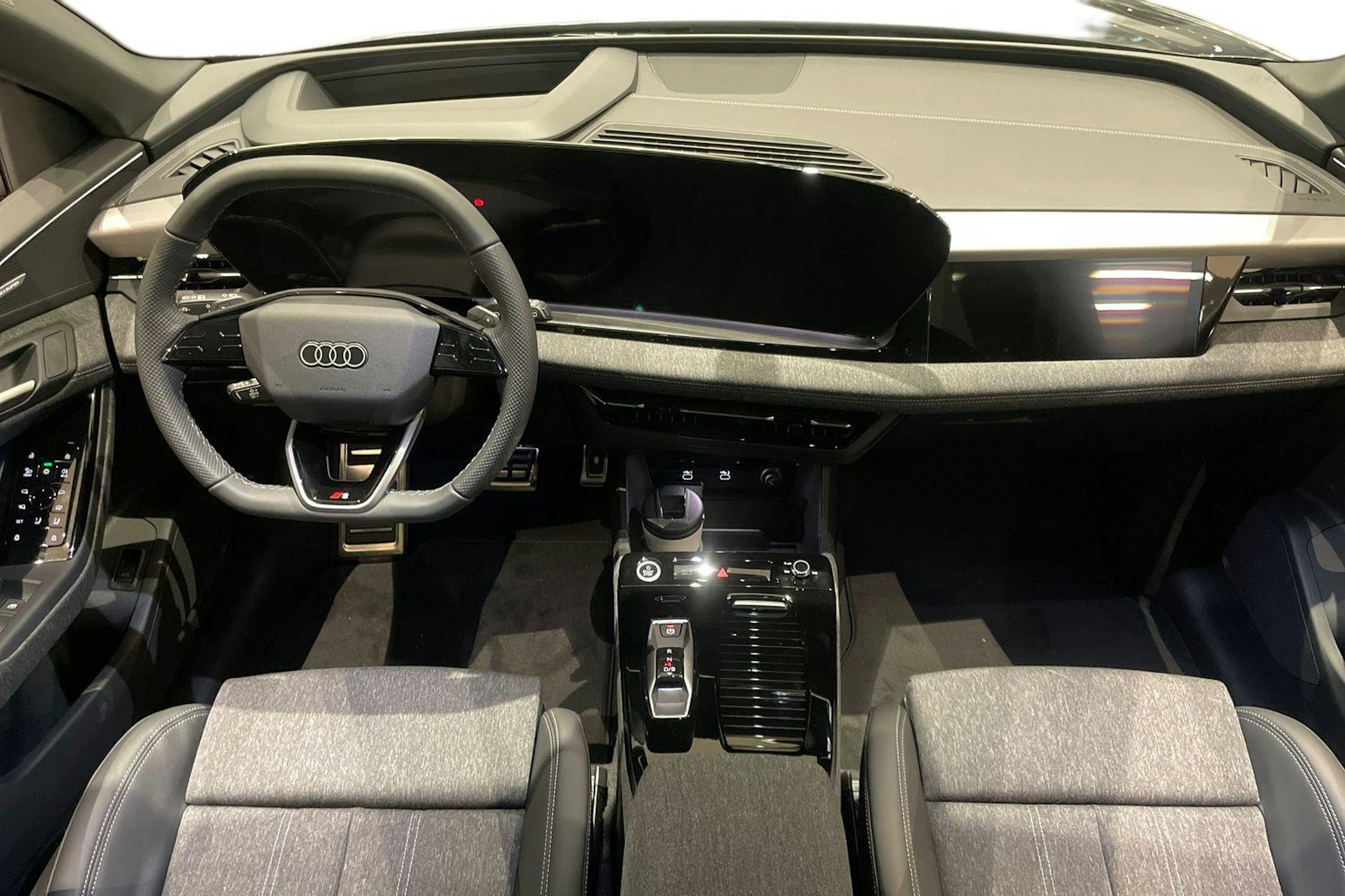 harmaa Audi Q6 e-tron 2025 kuva 7.