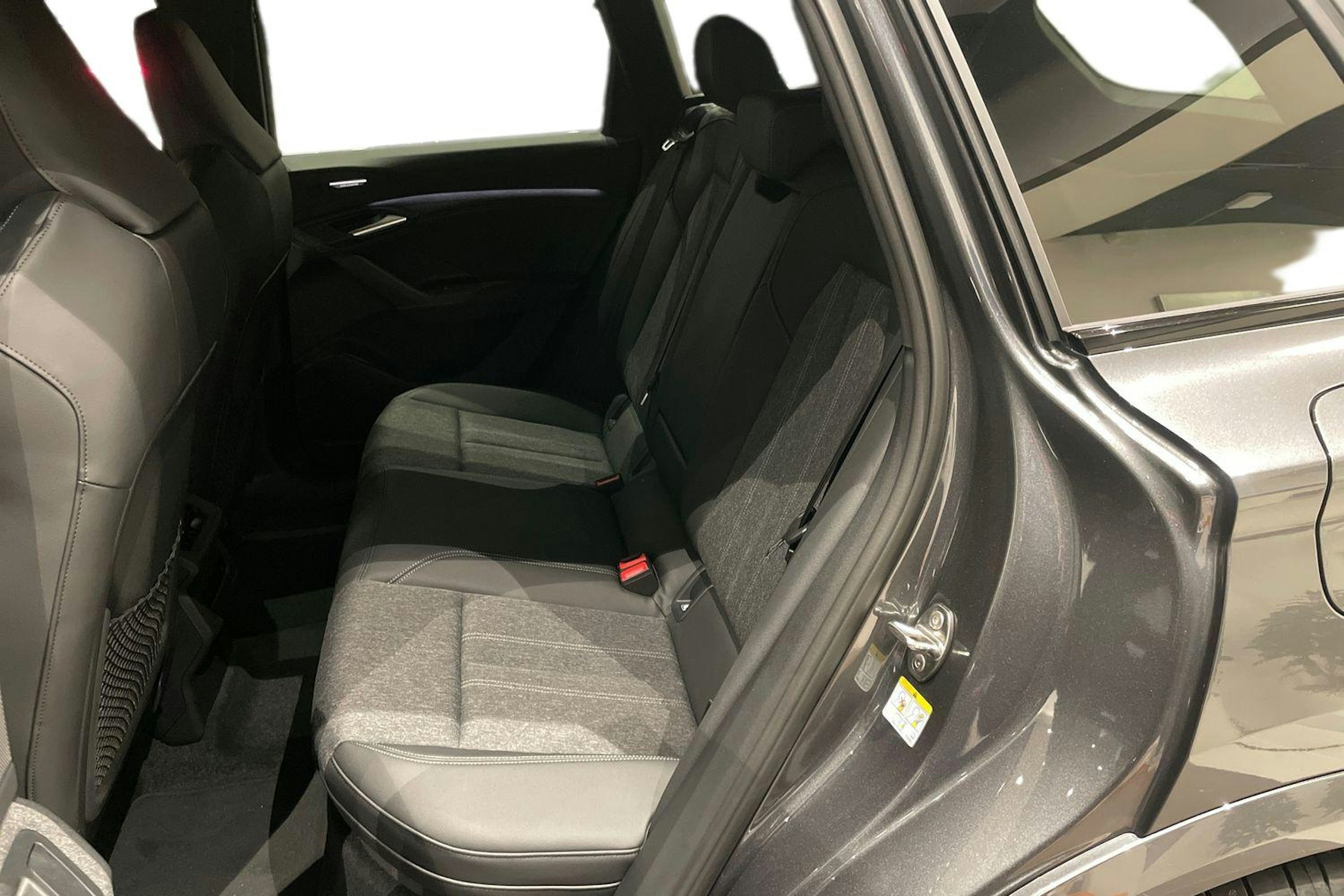 harmaa Audi Q6 e-tron 2025 kuva 8.