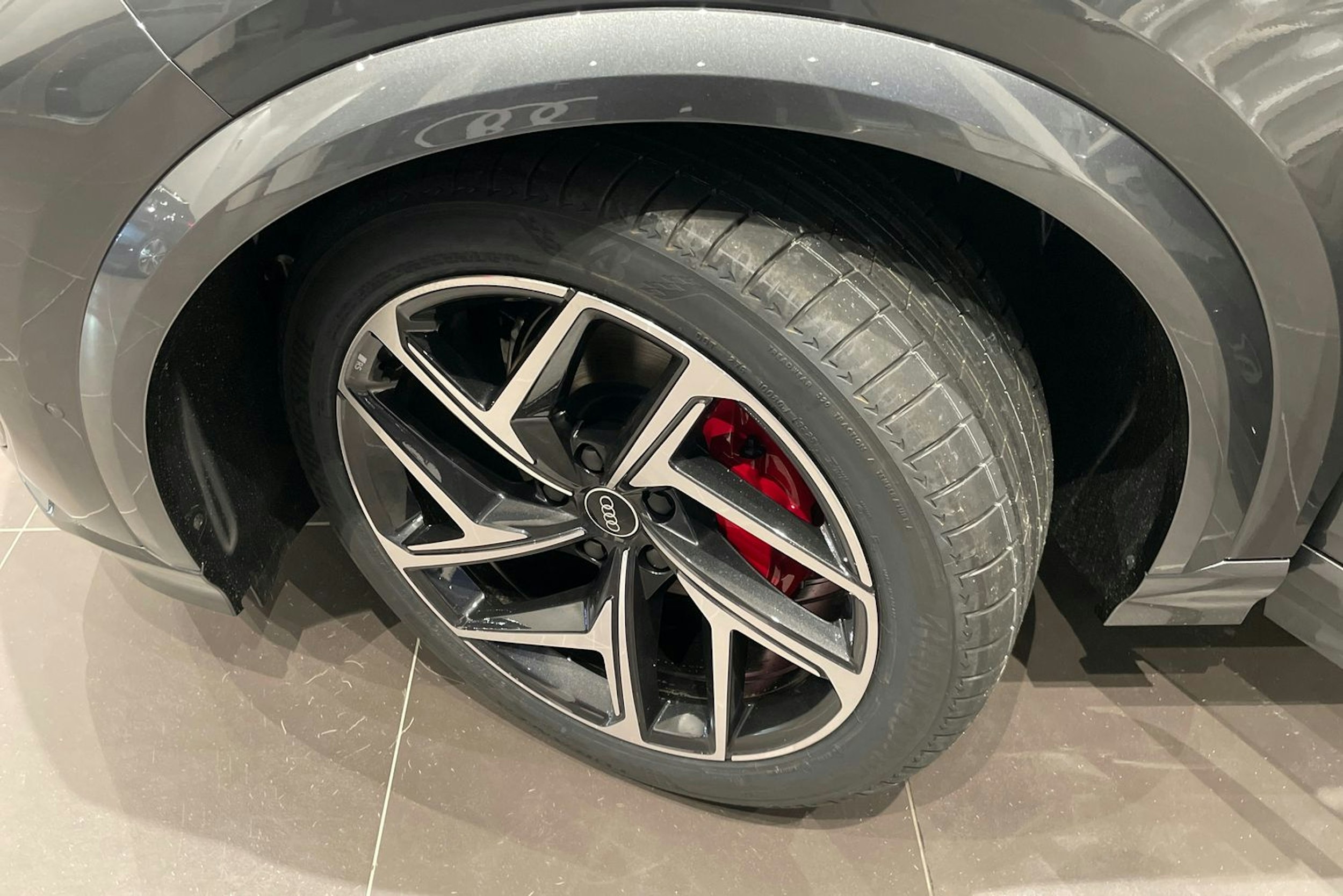 harmaa Audi Q6 e-tron 2025 kuva 10.