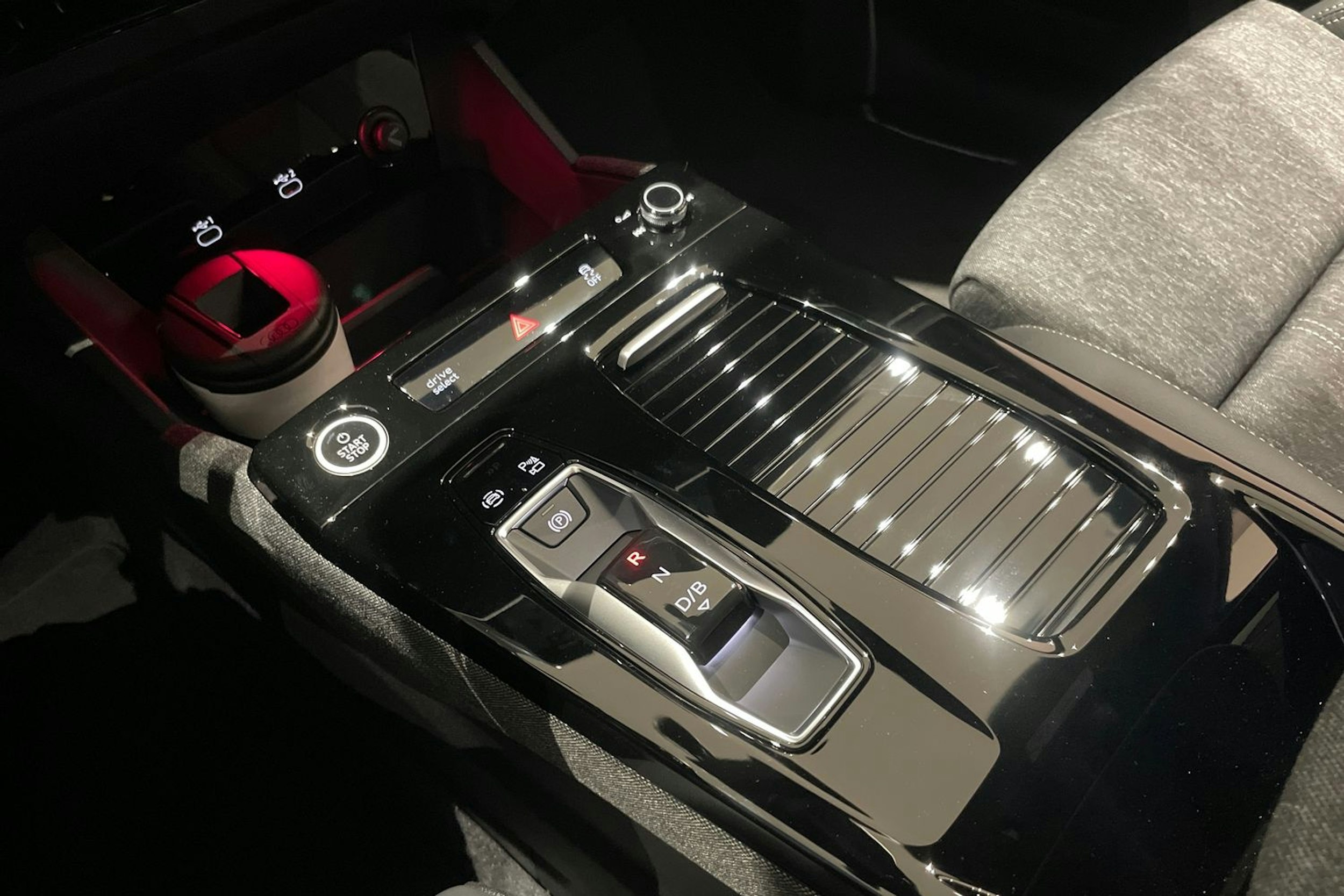 harmaa Audi Q6 e-tron 2025 kuva 16.