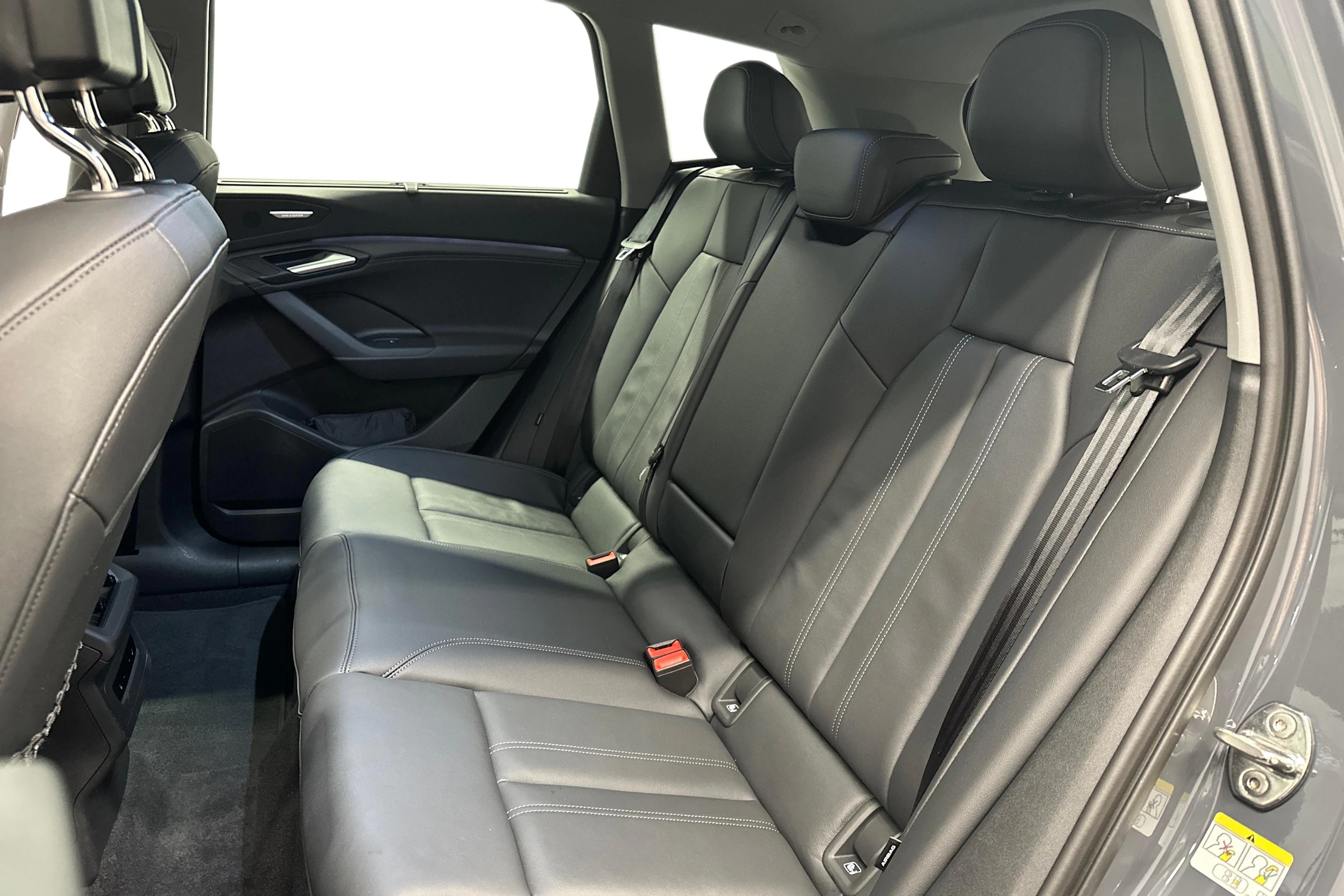harmaa Audi Q6 e-tron 2025 kuva 8.