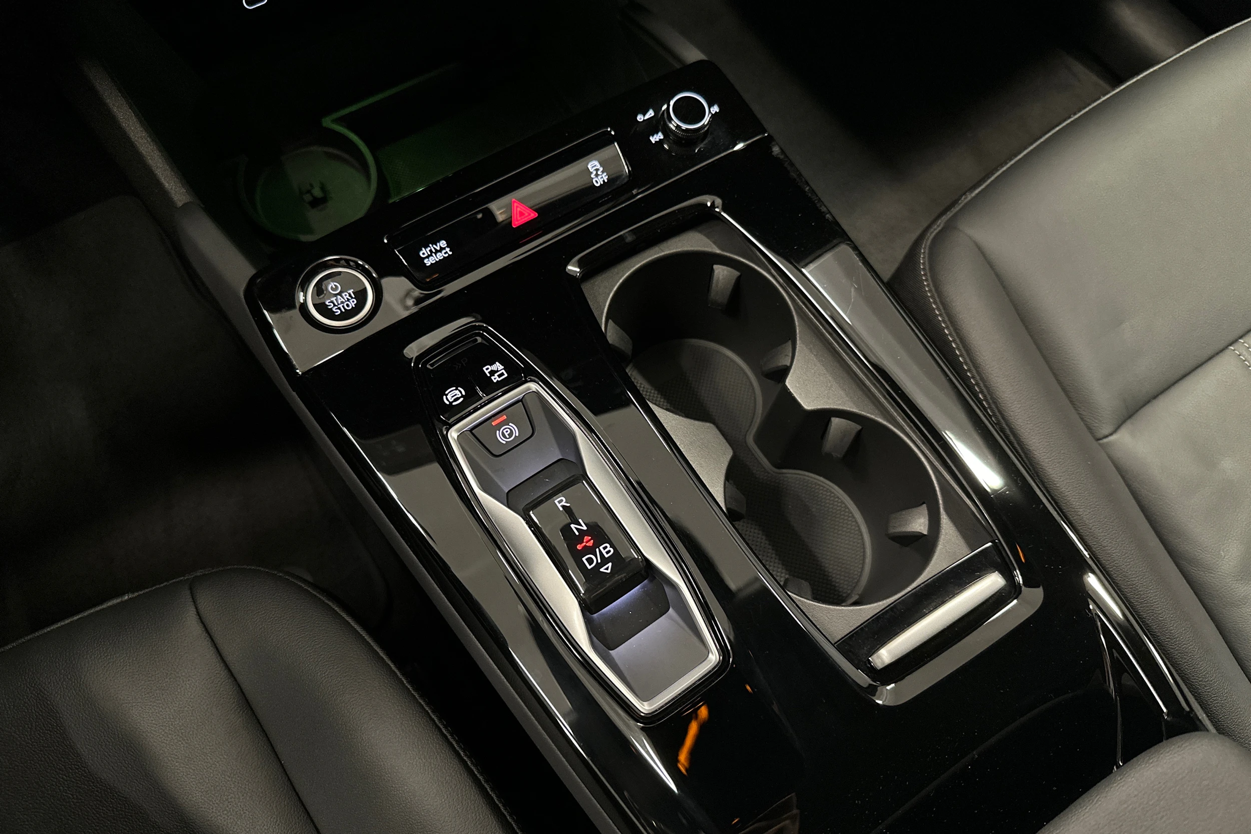 harmaa Audi Q6 e-tron 2025 kuva 33.