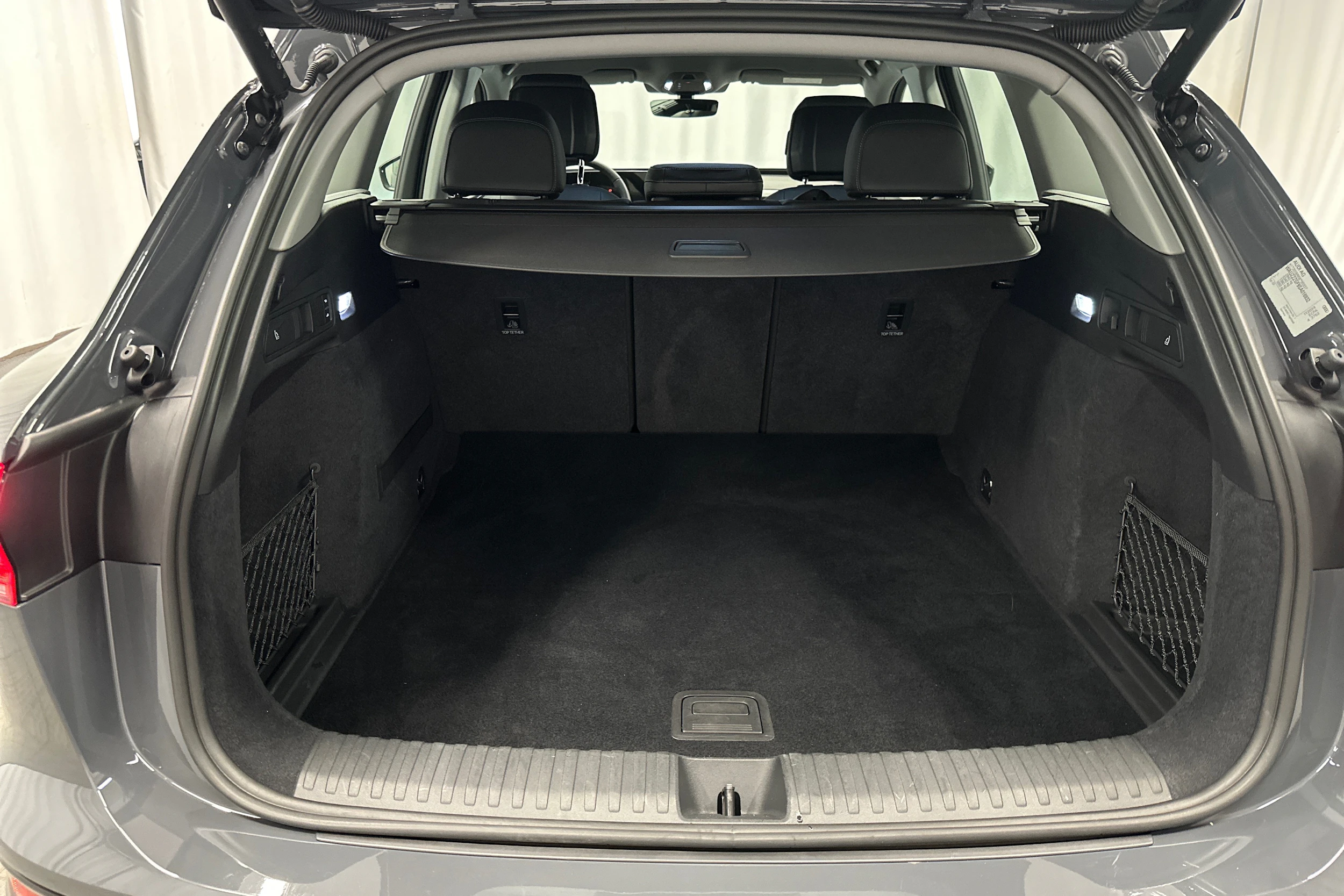 harmaa Audi Q6 e-tron 2025 kuva 37.