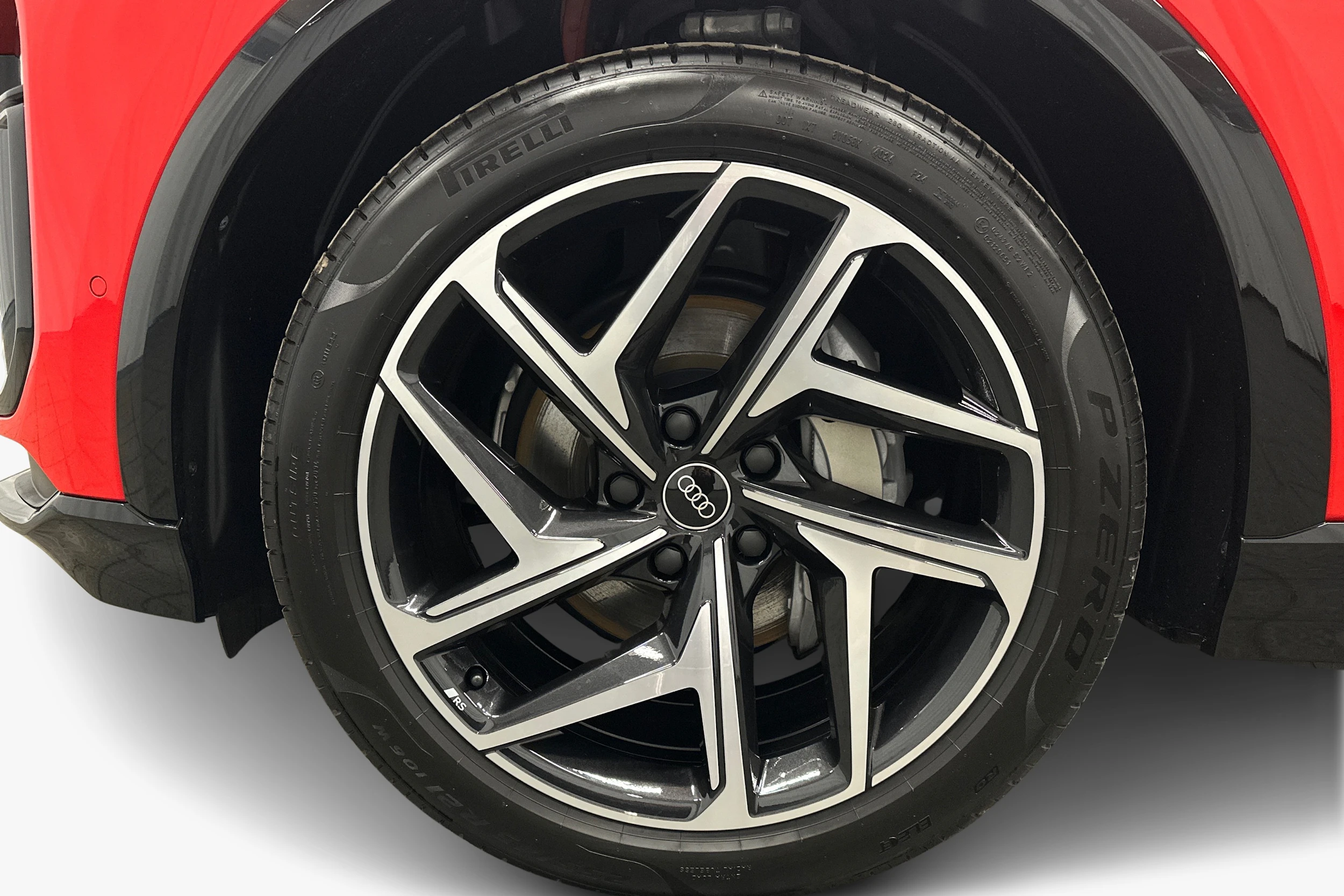 punainen Audi Q6 e-tron 2025 kuva 9.