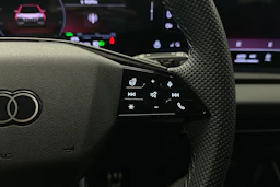 punainen Audi Q6 e-tron 2025 kuva 12.