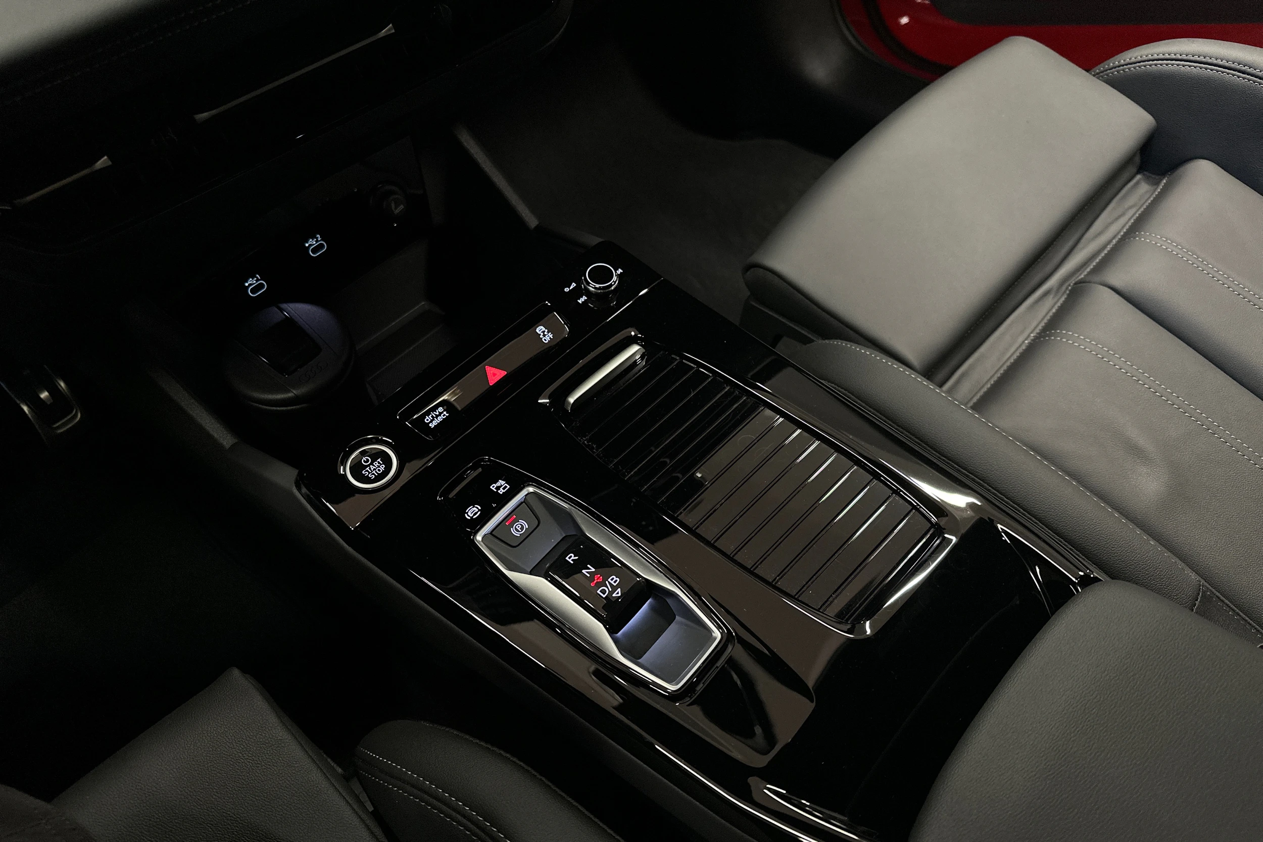 punainen Audi Q6 e-tron 2025 kuva 34.