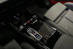 punainen Audi Q6 e-tron 2025 kuva 34.