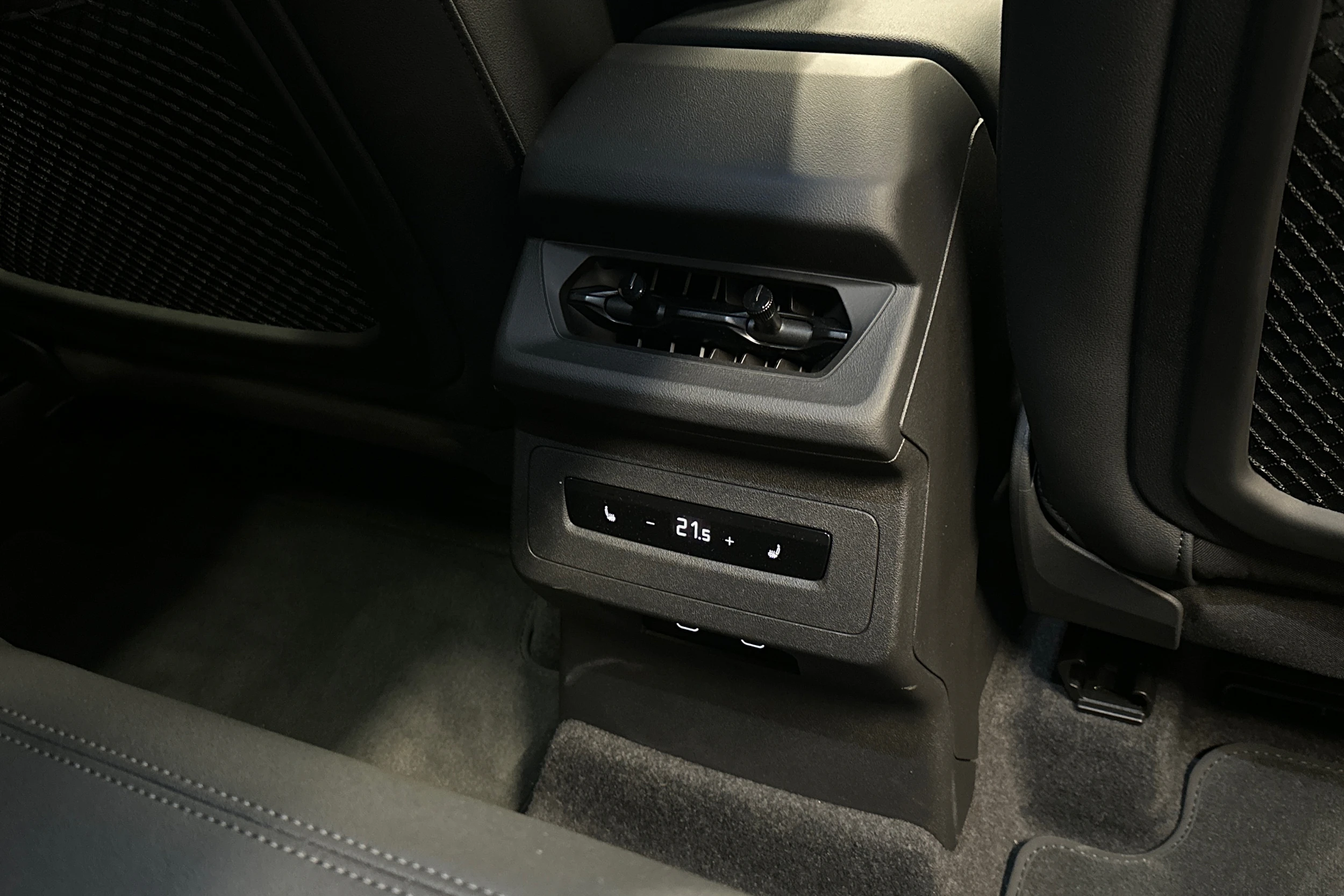 punainen Audi Q6 e-tron 2025 kuva 36.