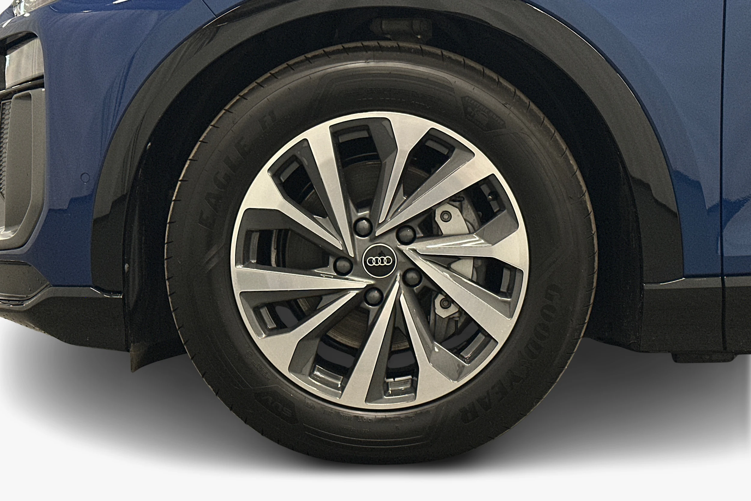 sininen Audi Q6 e-tron 2025 kuva 9.