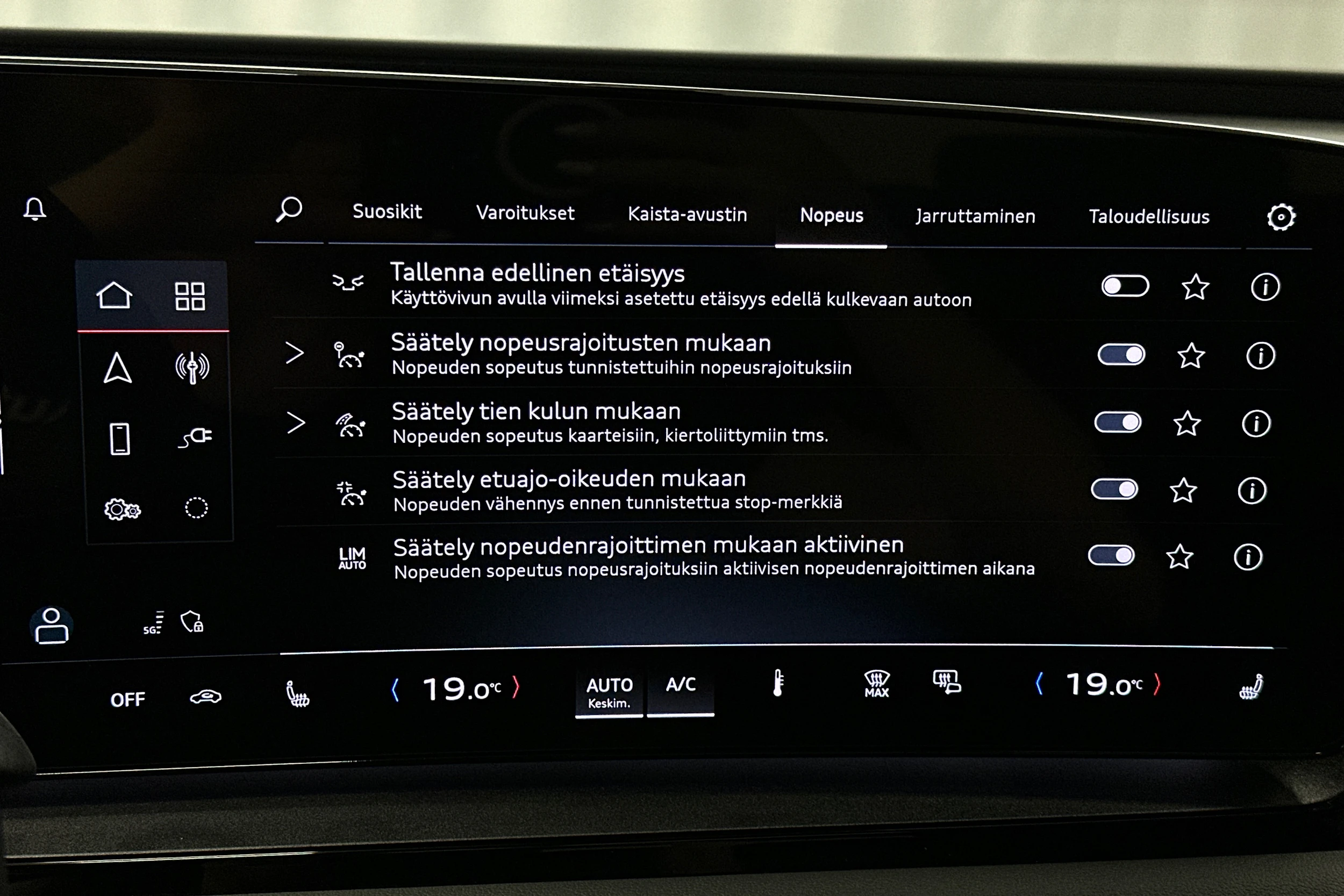 sininen Audi Q6 e-tron 2025 kuva 26.