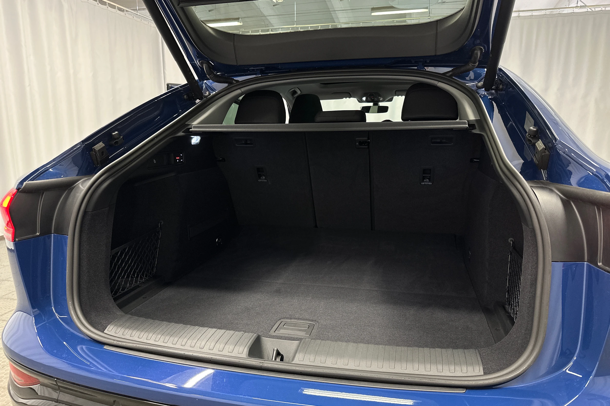 sininen Audi Q6 e-tron 2025 kuva 37.