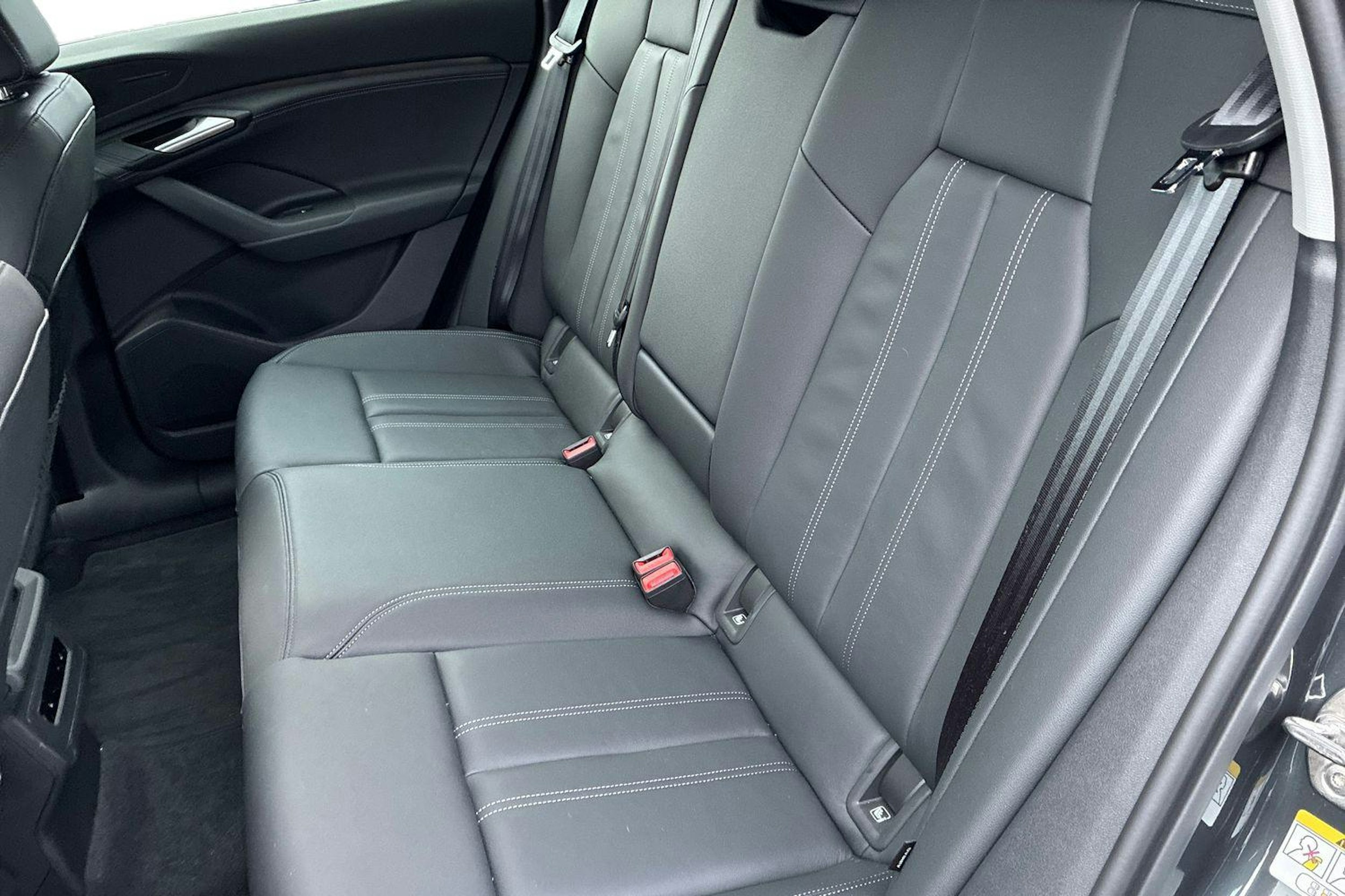 harmaa Audi Q6 e-tron 2025 kuva 15.