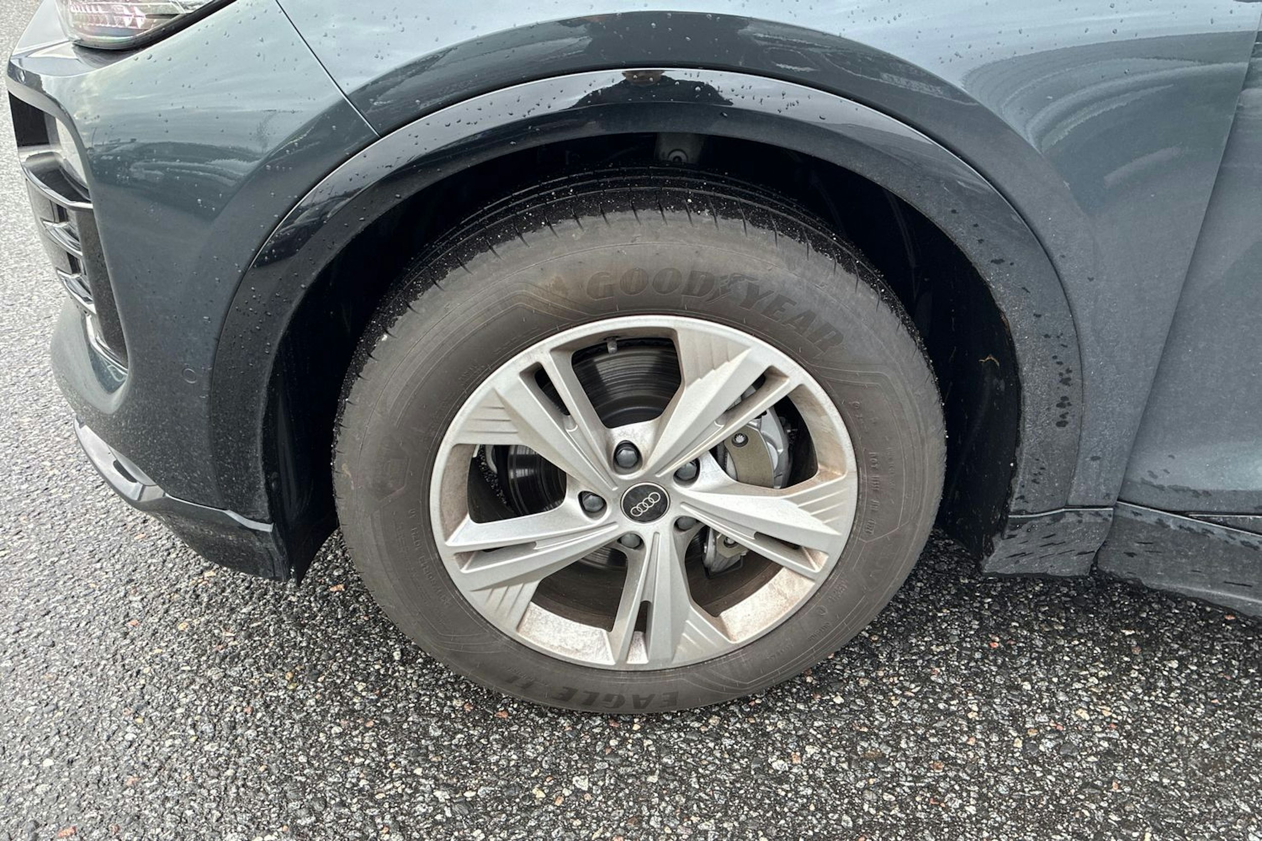 harmaa Audi Q6 e-tron 2025 kuva 18.