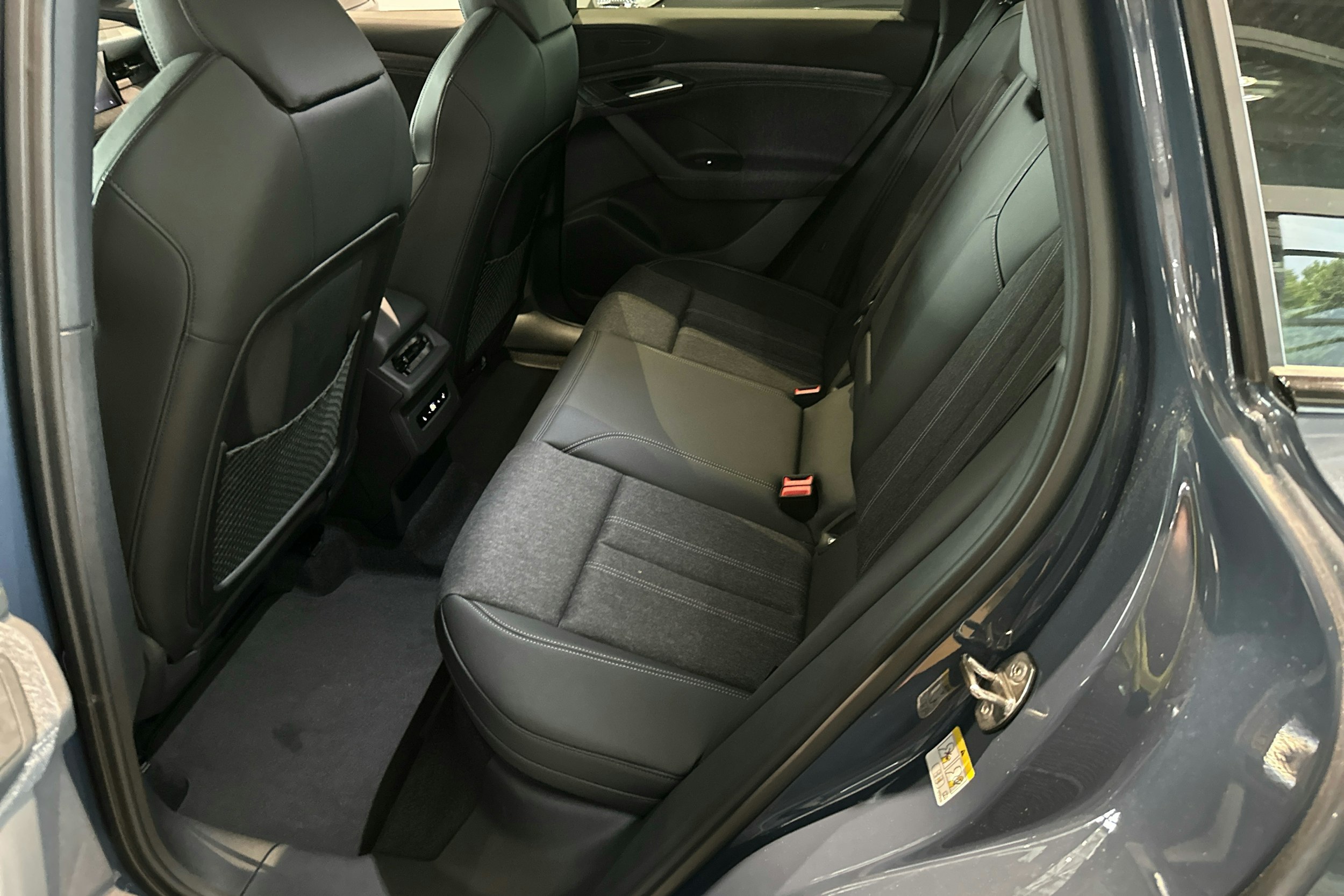 met. sininen Audi Q6 e-tron 2025 kuva 8.
