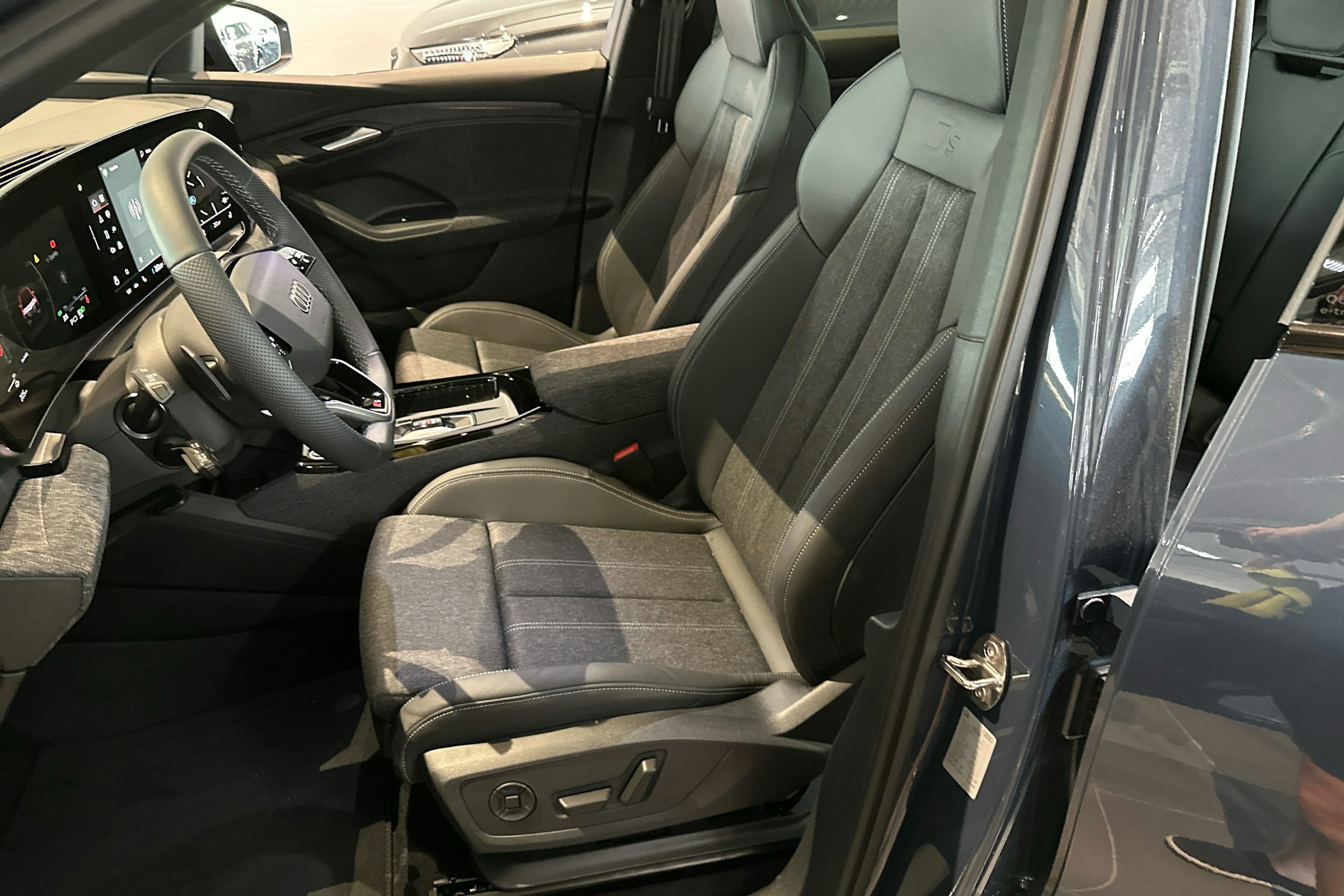 met. sininen Audi Q6 e-tron 2025 kuva 11.