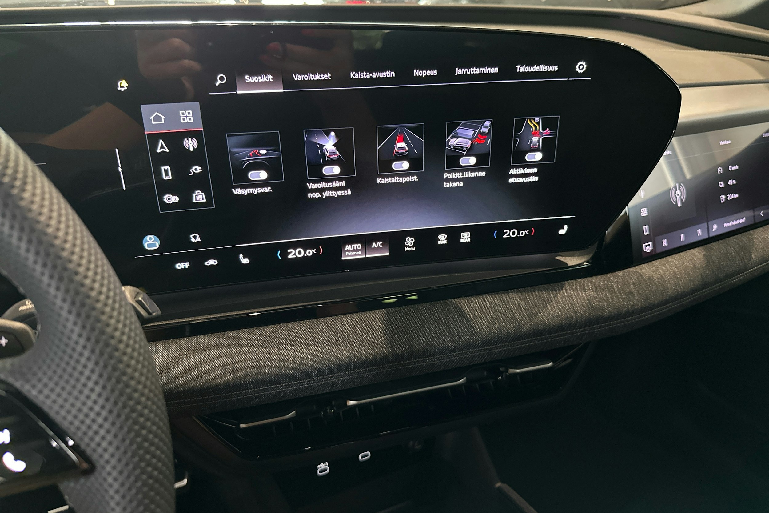 met. sininen Audi Q6 e-tron 2025 kuva 16.