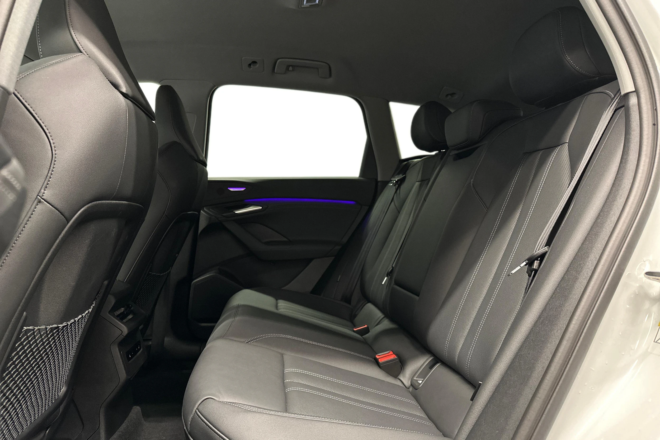 valkoinen Audi Q6 e-tron 2025 kuva 8.