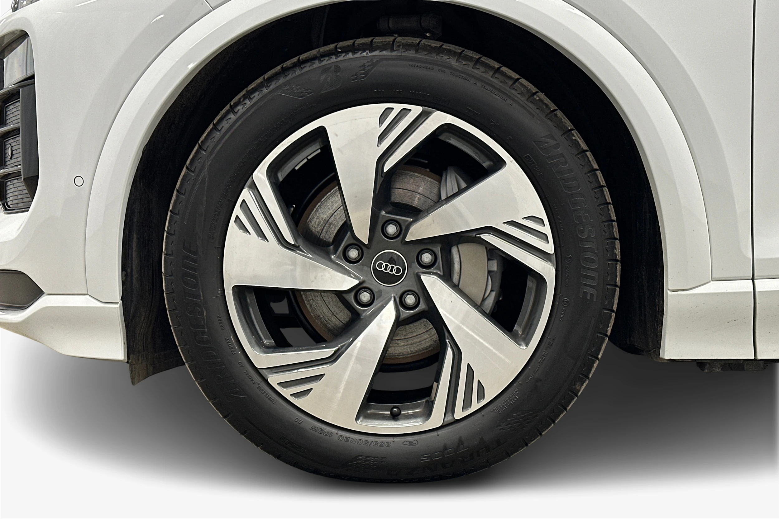 valkoinen Audi Q6 e-tron 2025 kuva 9.