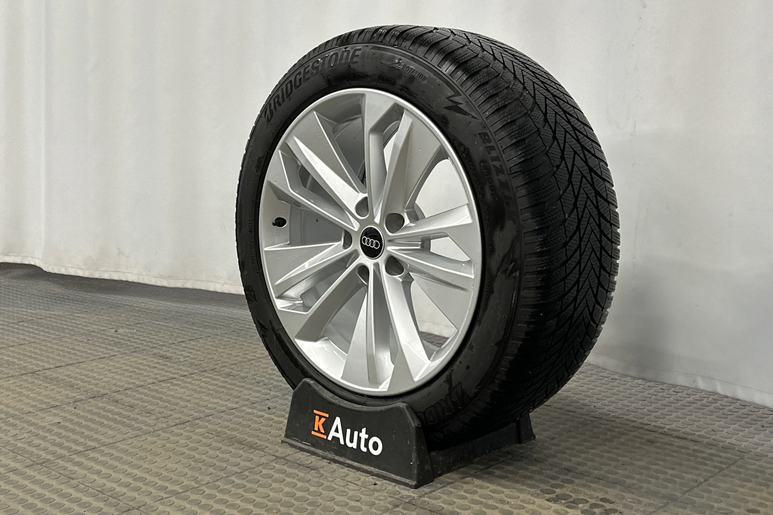 valkoinen Audi Q6 e-tron 2025 kuva 10.