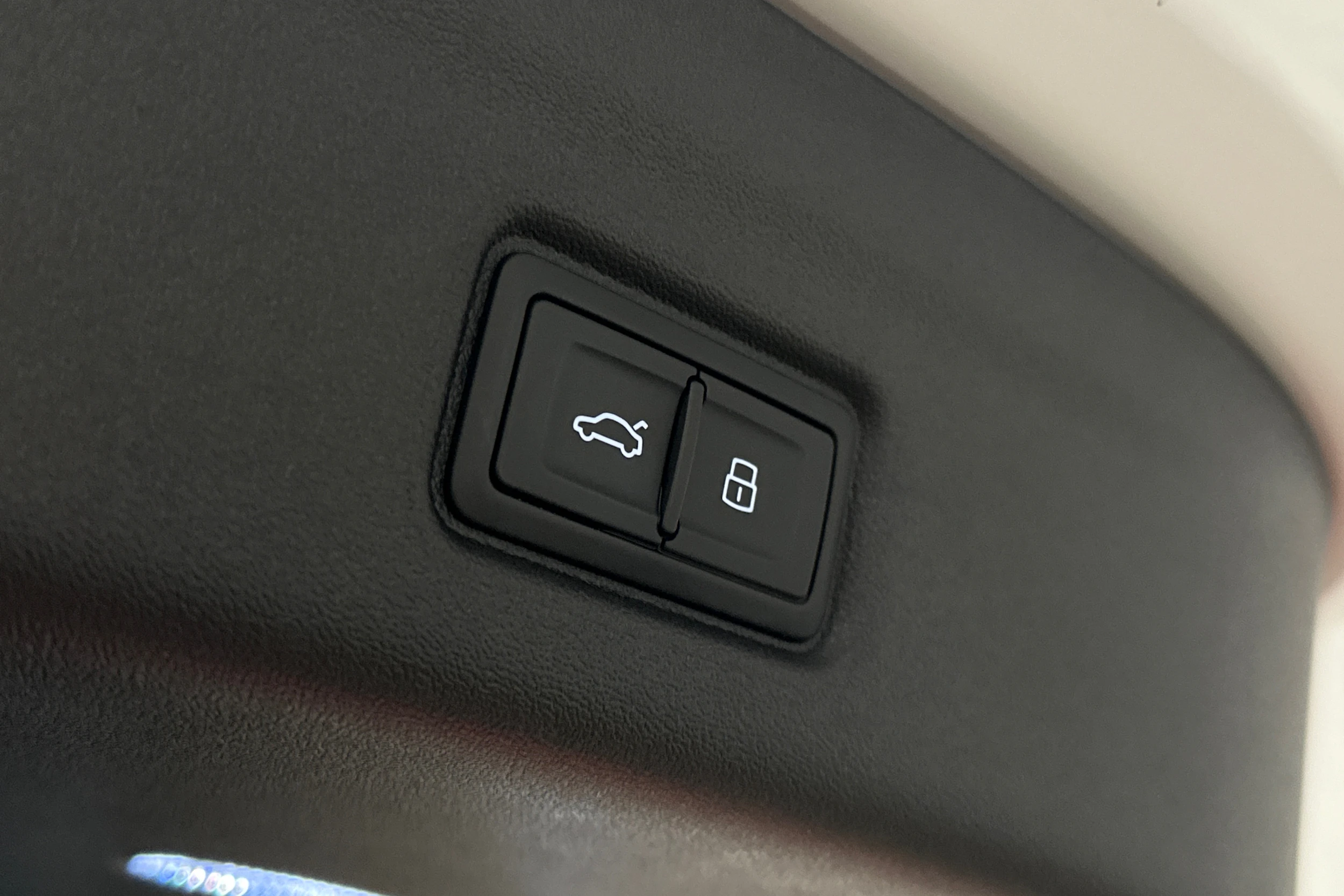 valkoinen Audi Q6 e-tron 2025 kuva 12.