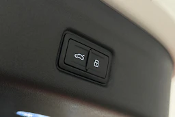 valkoinen Audi Q6 e-tron 2025 kuva 12.