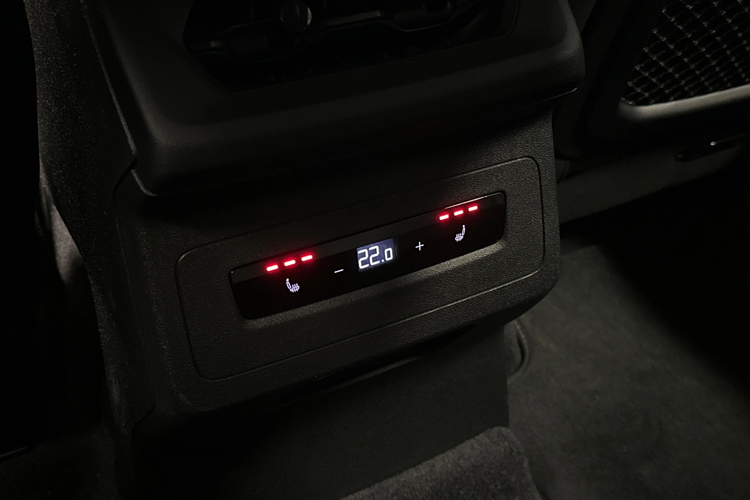 valkoinen Audi Q6 e-tron 2025 kuva 13.