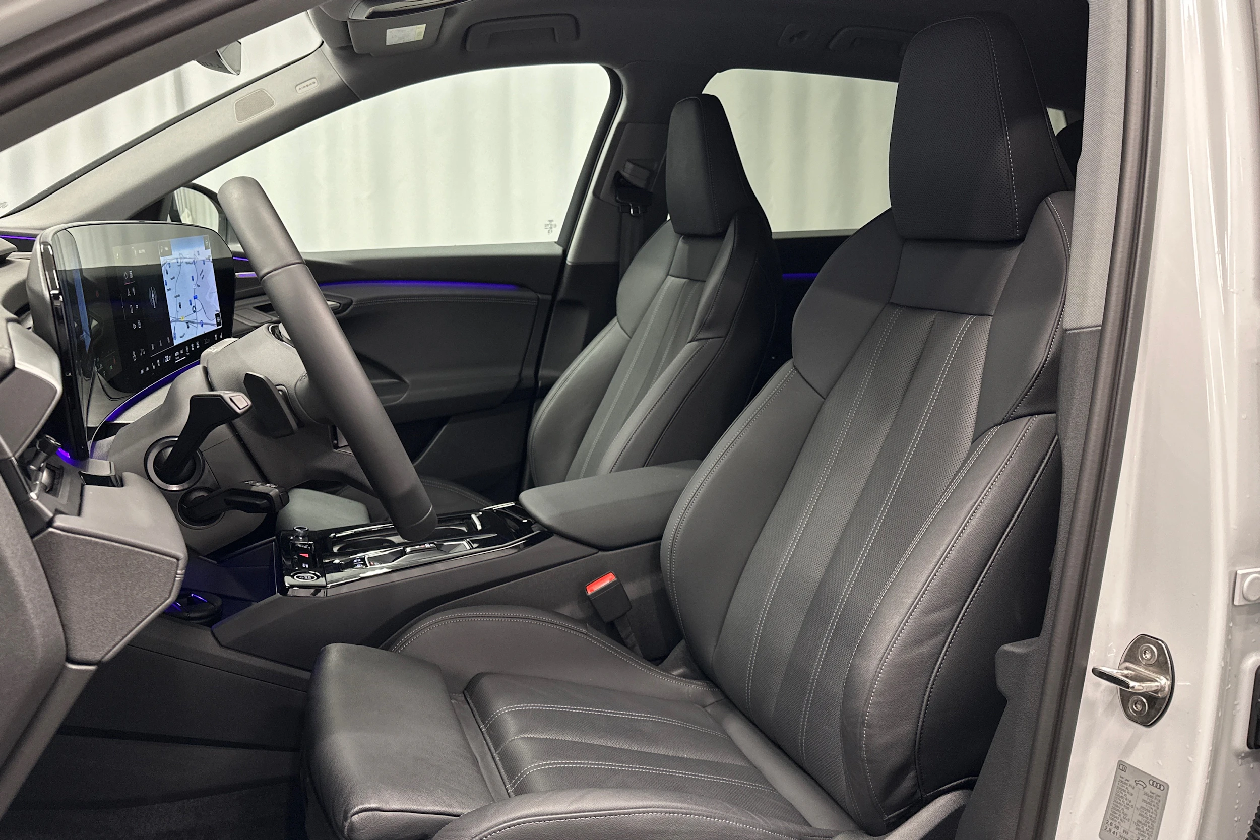 valkoinen Audi Q6 e-tron 2025 kuva 14.