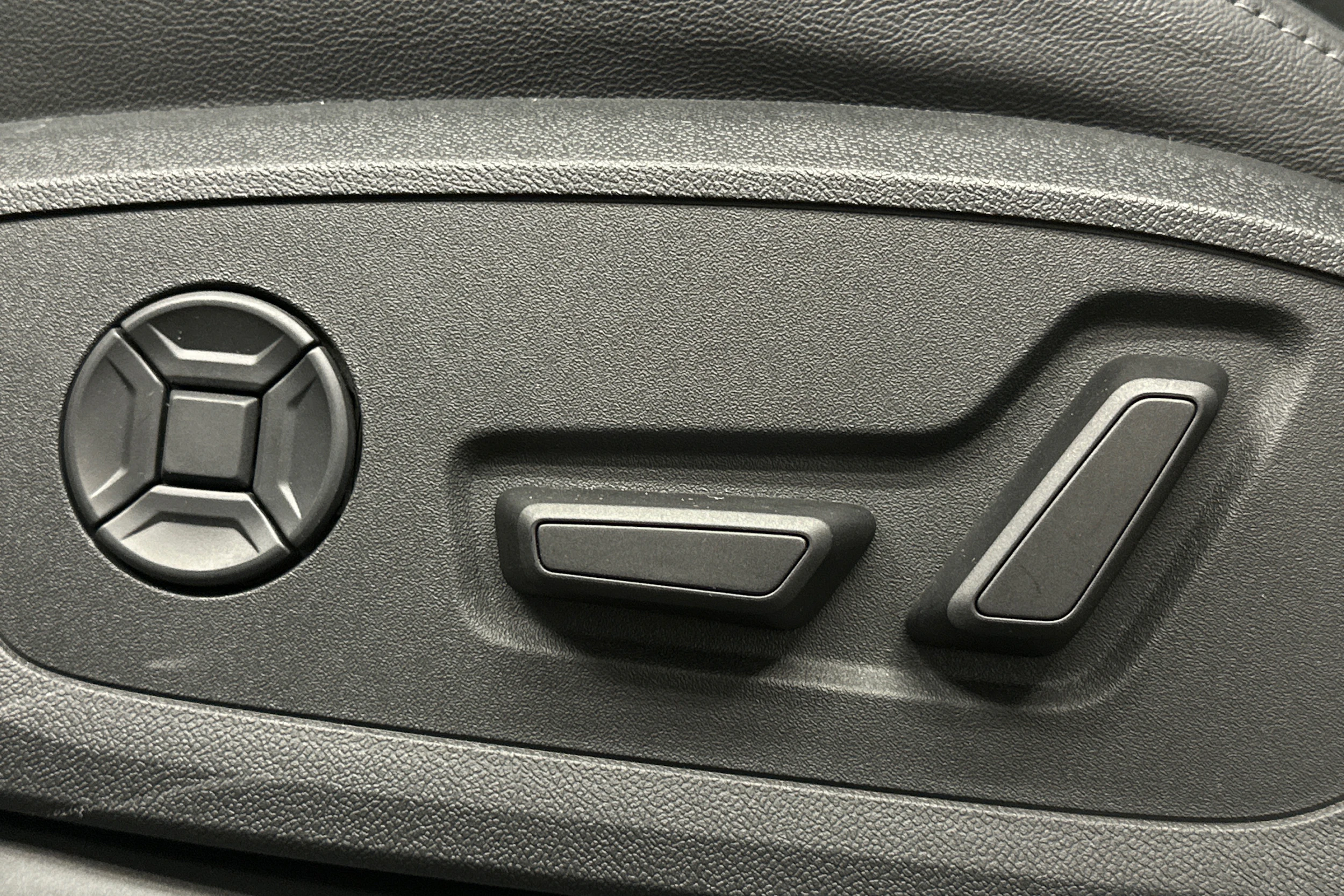 valkoinen Audi Q6 e-tron 2025 kuva 15.