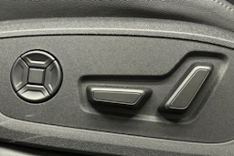 valkoinen Audi Q6 e-tron 2025 kuva 15.