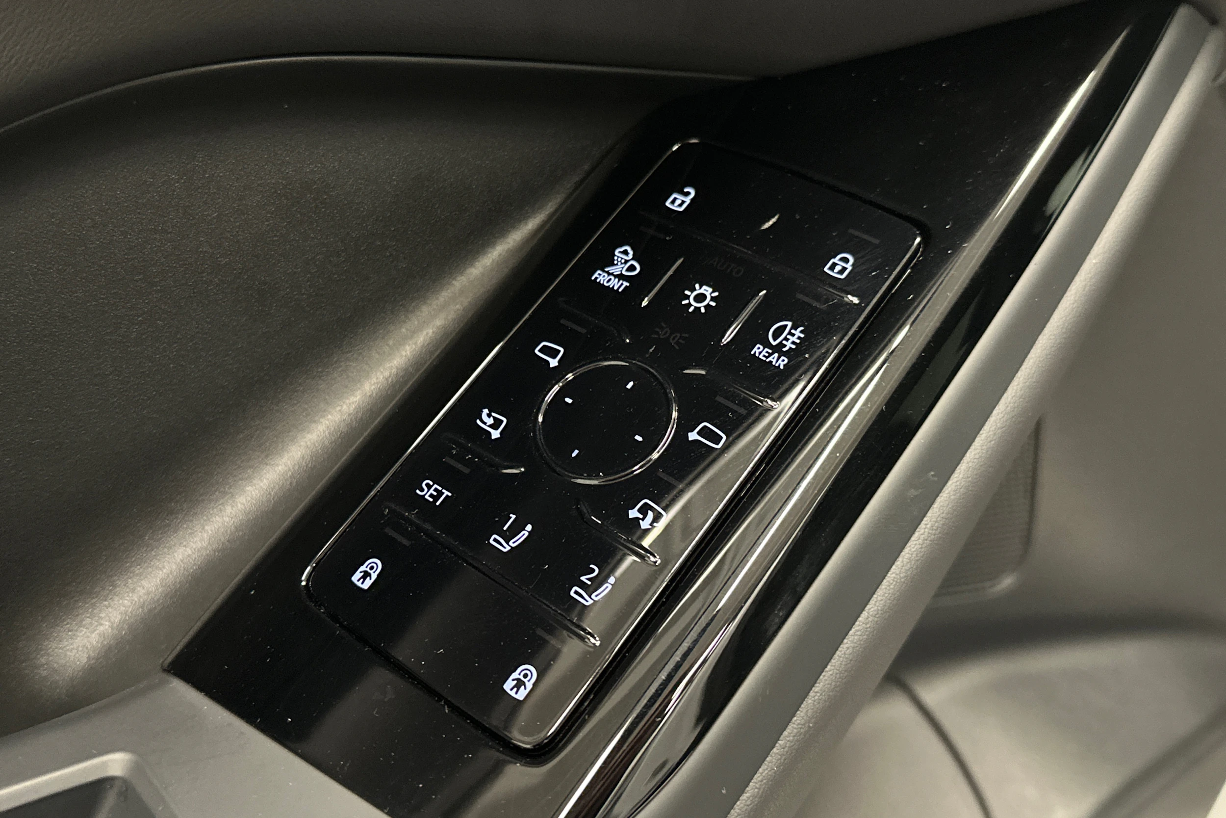 valkoinen Audi Q6 e-tron 2025 kuva 16.