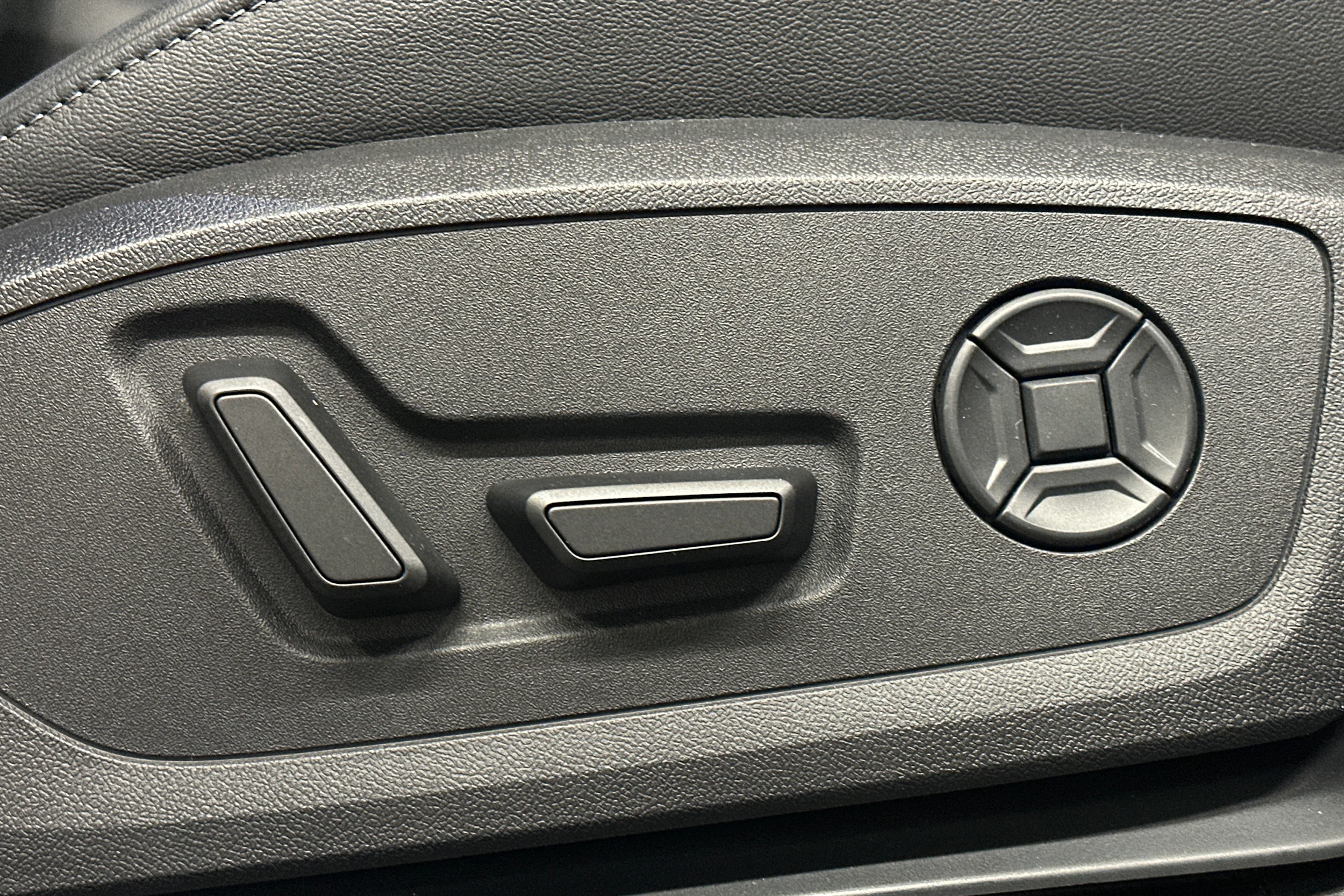 valkoinen Audi Q6 e-tron 2025 kuva 17.