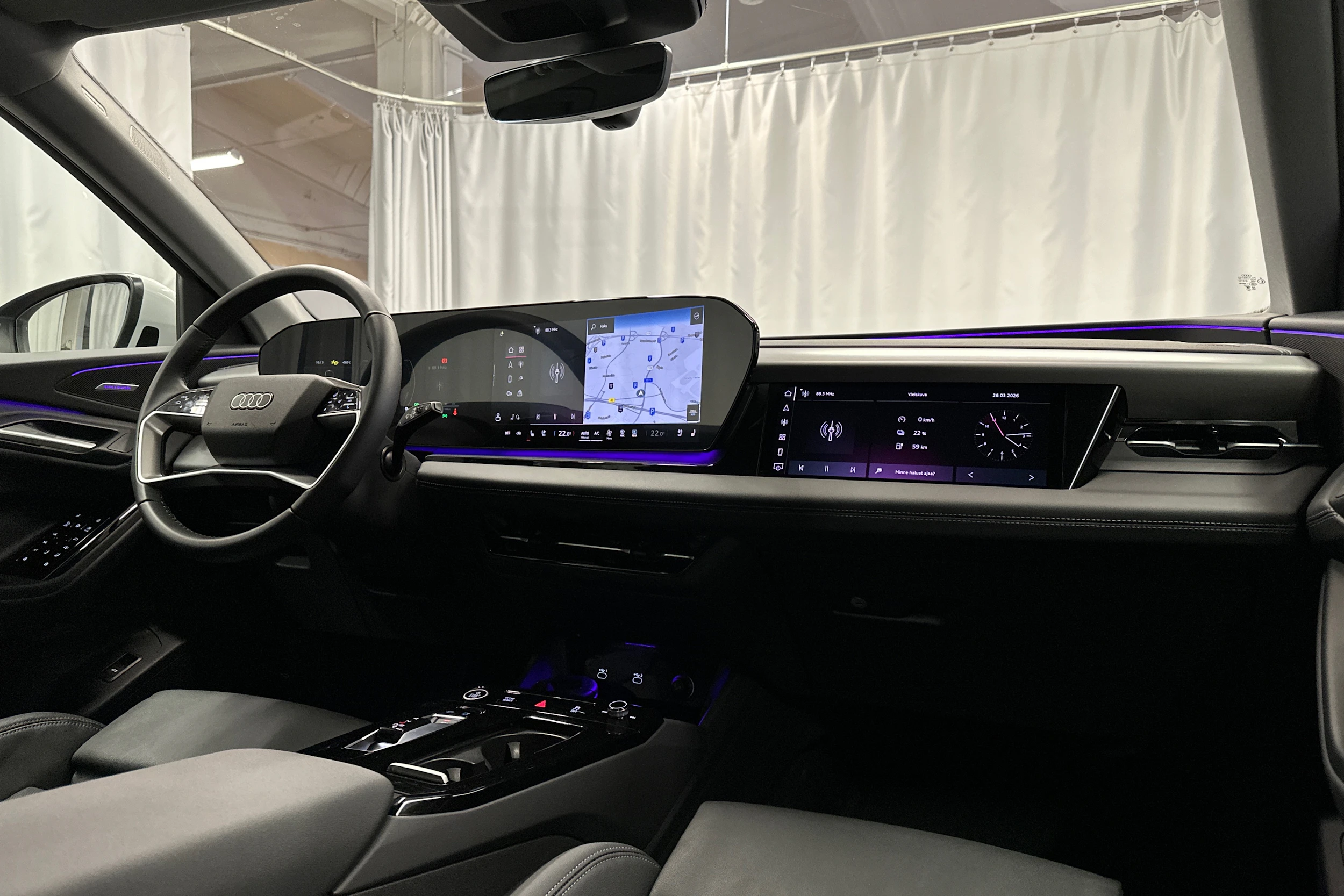 valkoinen Audi Q6 e-tron 2025 kuva 18.