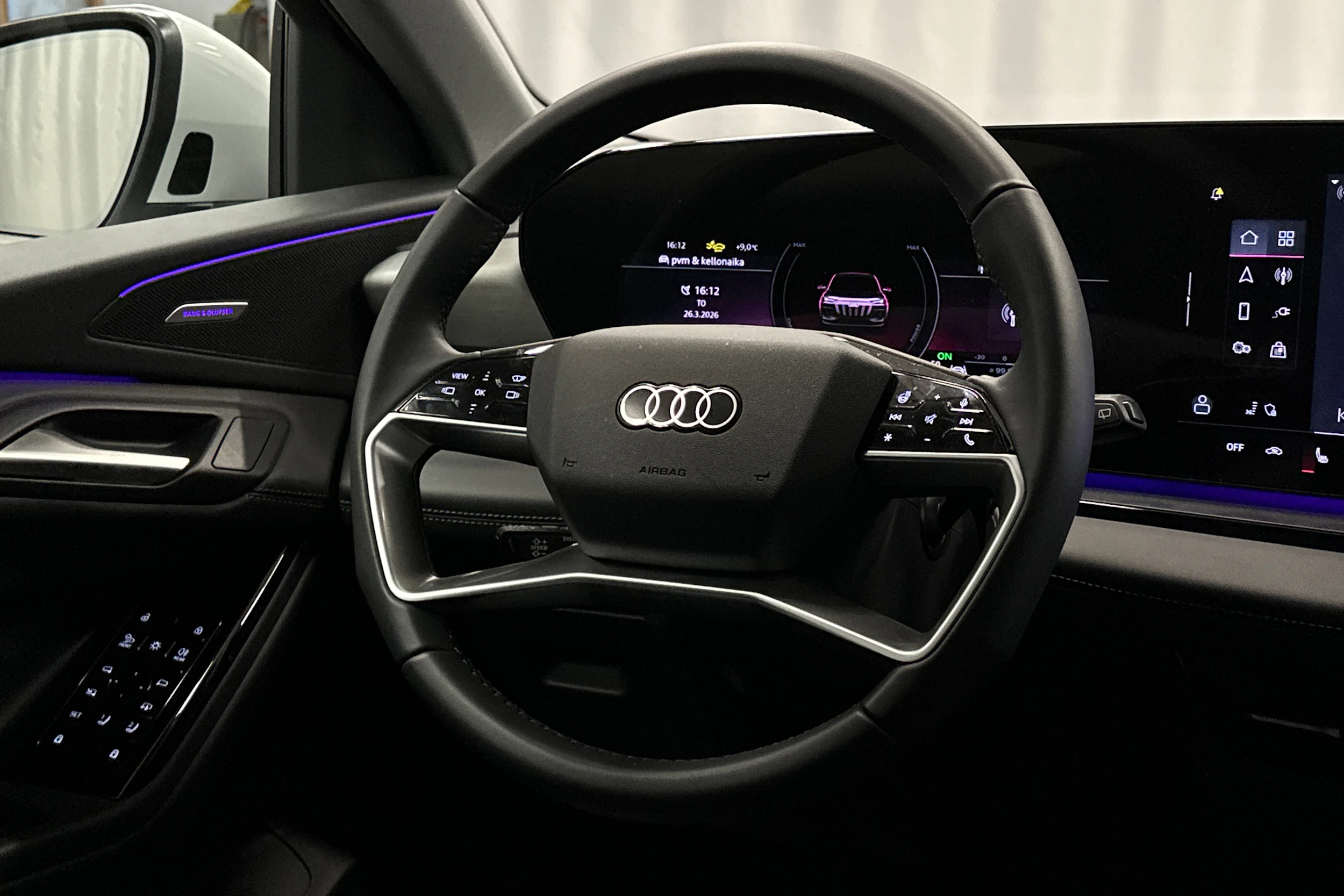 valkoinen Audi Q6 e-tron 2025 kuva 19.