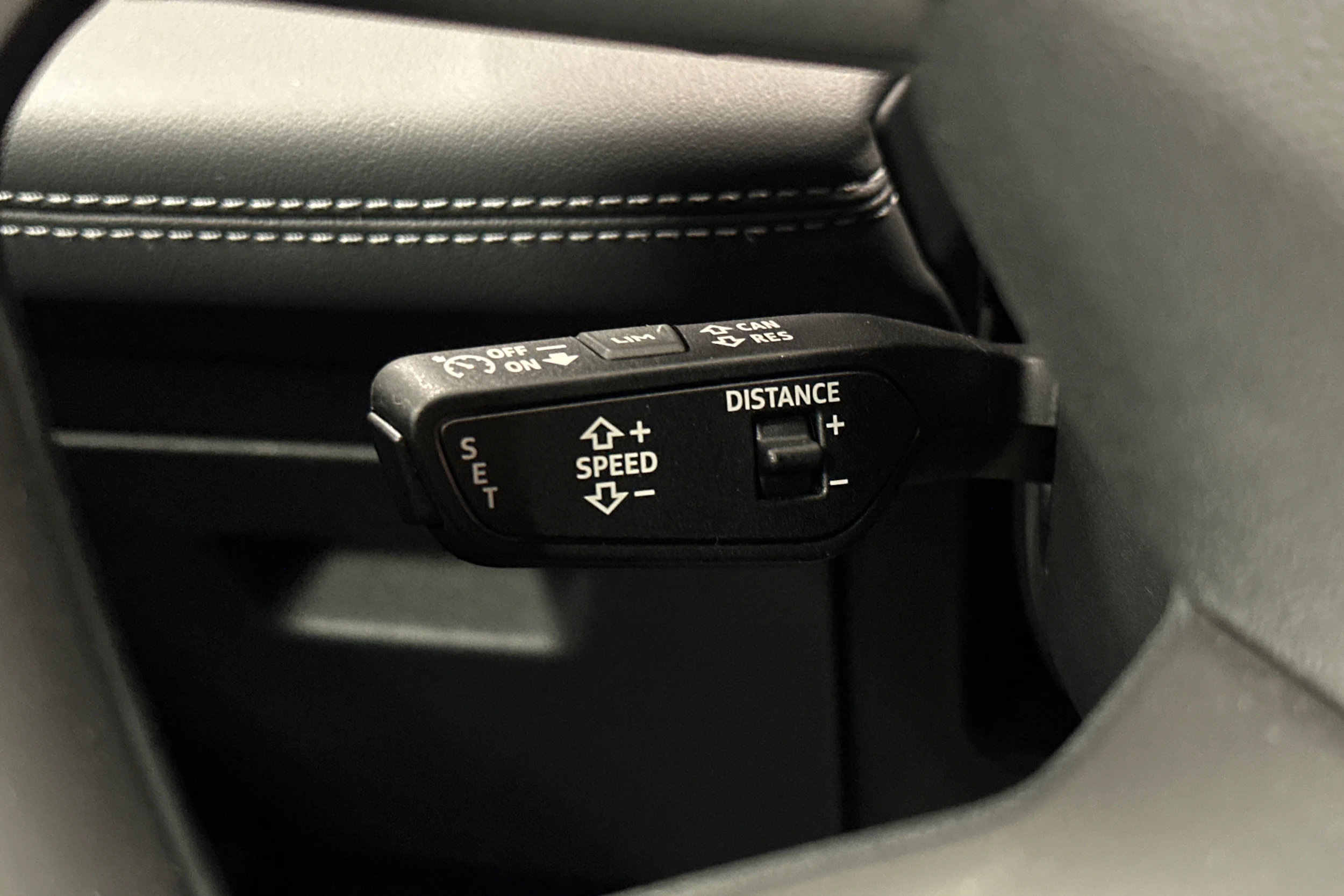 valkoinen Audi Q6 e-tron 2025 kuva 22.