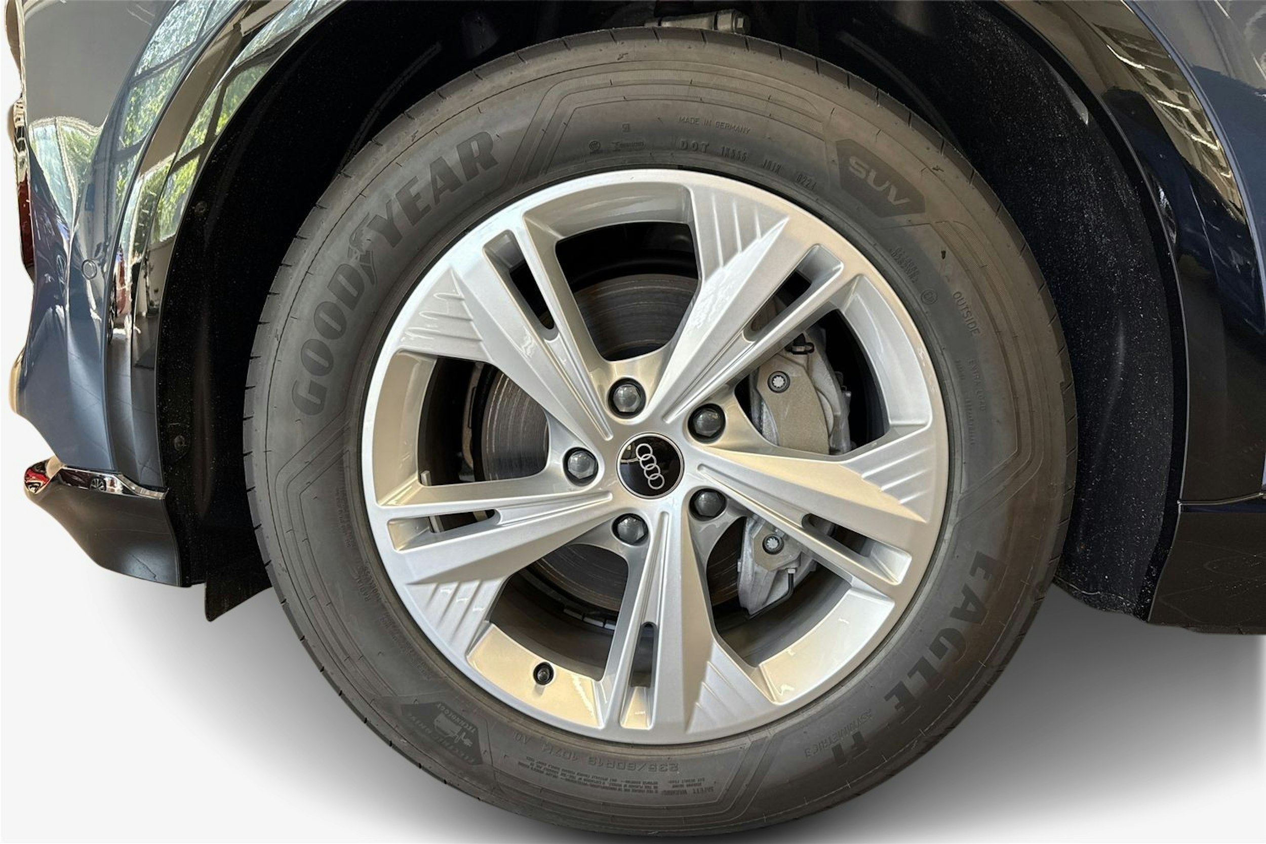 sininen Audi Q6 e-tron 2025 kuva 9.