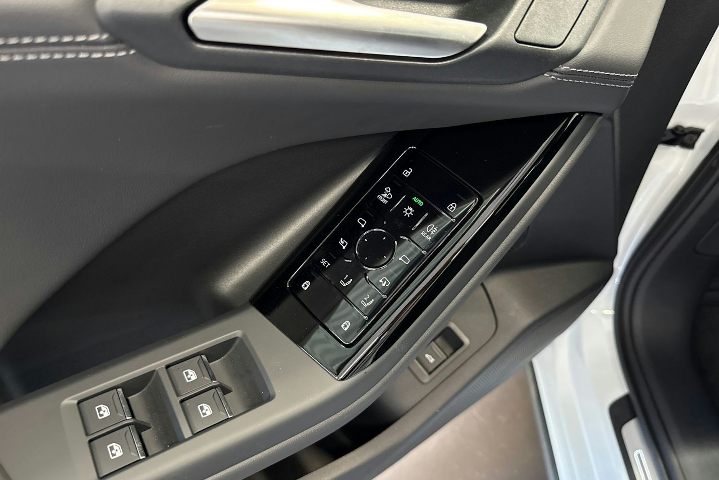 met. valkoinen Audi Q6 e-tron 2025 kuva 15.