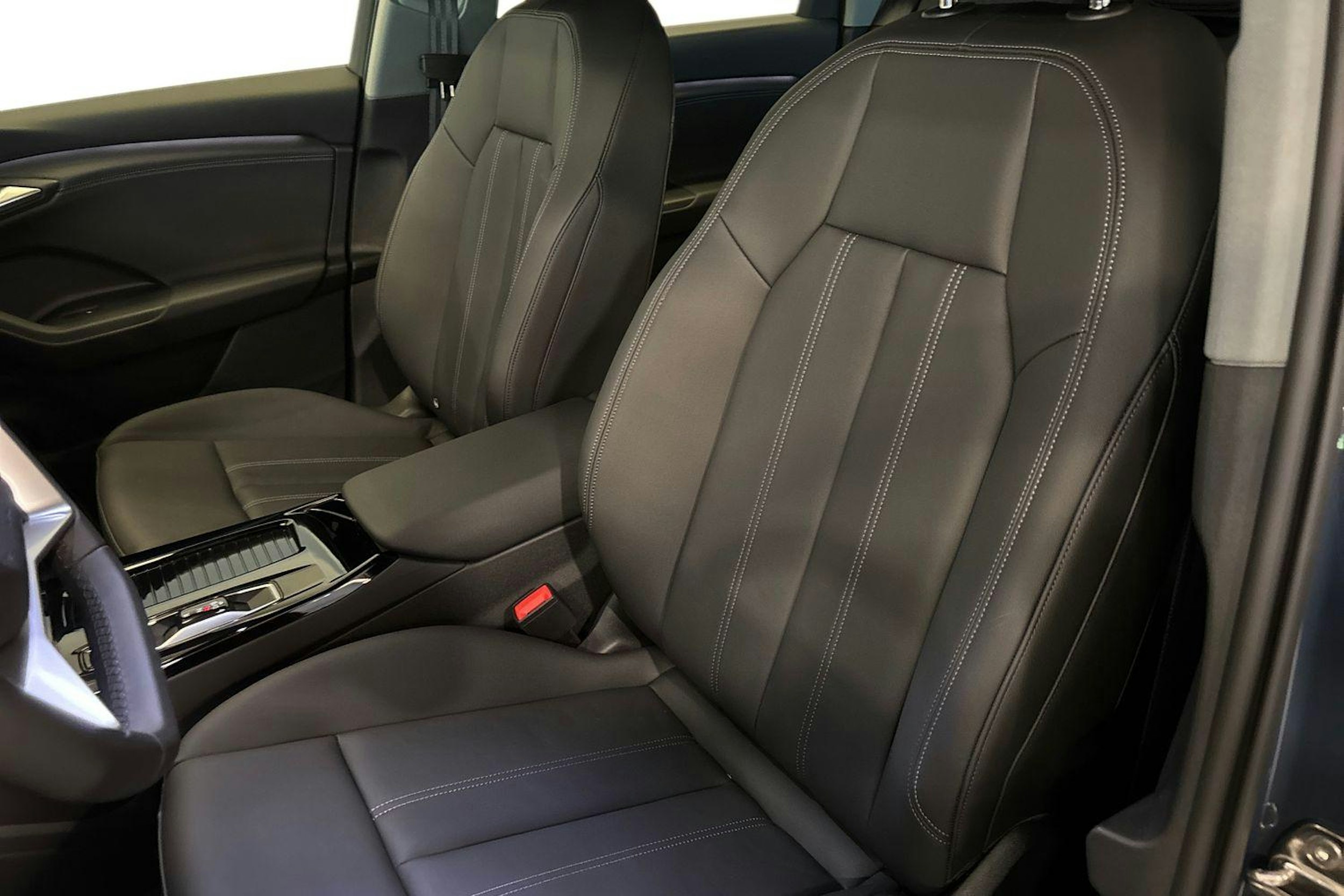 met. sininen Audi Q6 e-tron 2025 kuva 8.