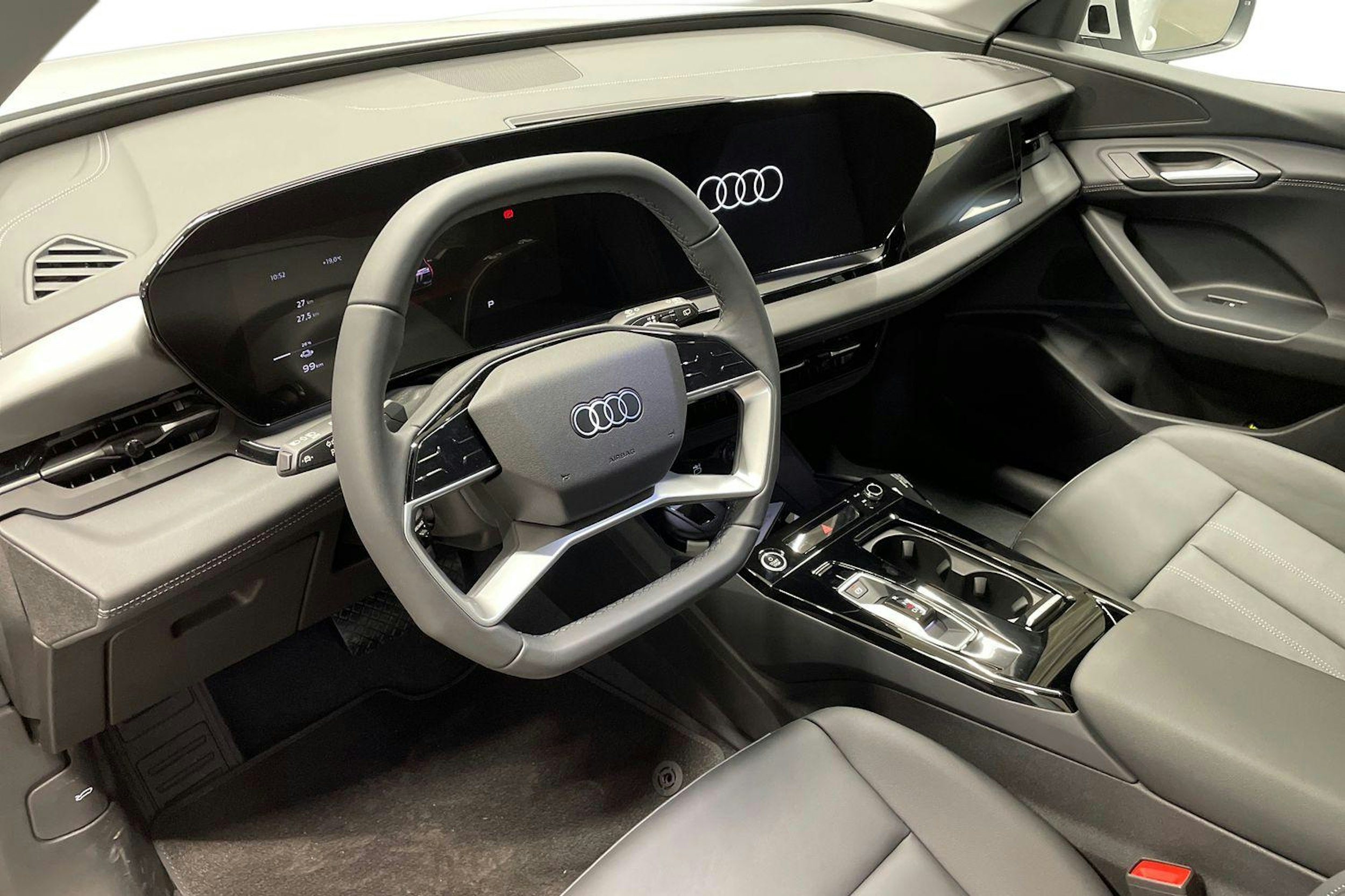 valkoinen Audi Q6 e-tron 2025 kuva 6.