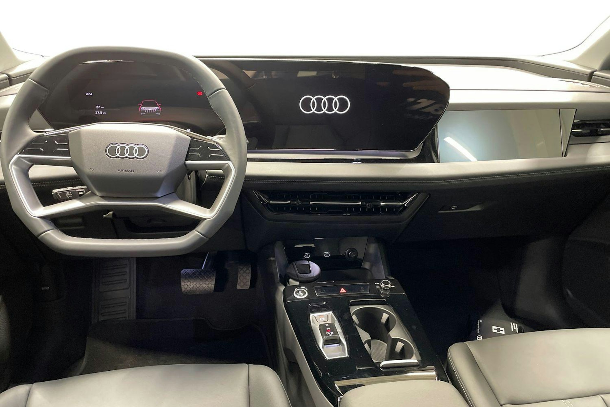 valkoinen Audi Q6 e-tron 2025 kuva 7.