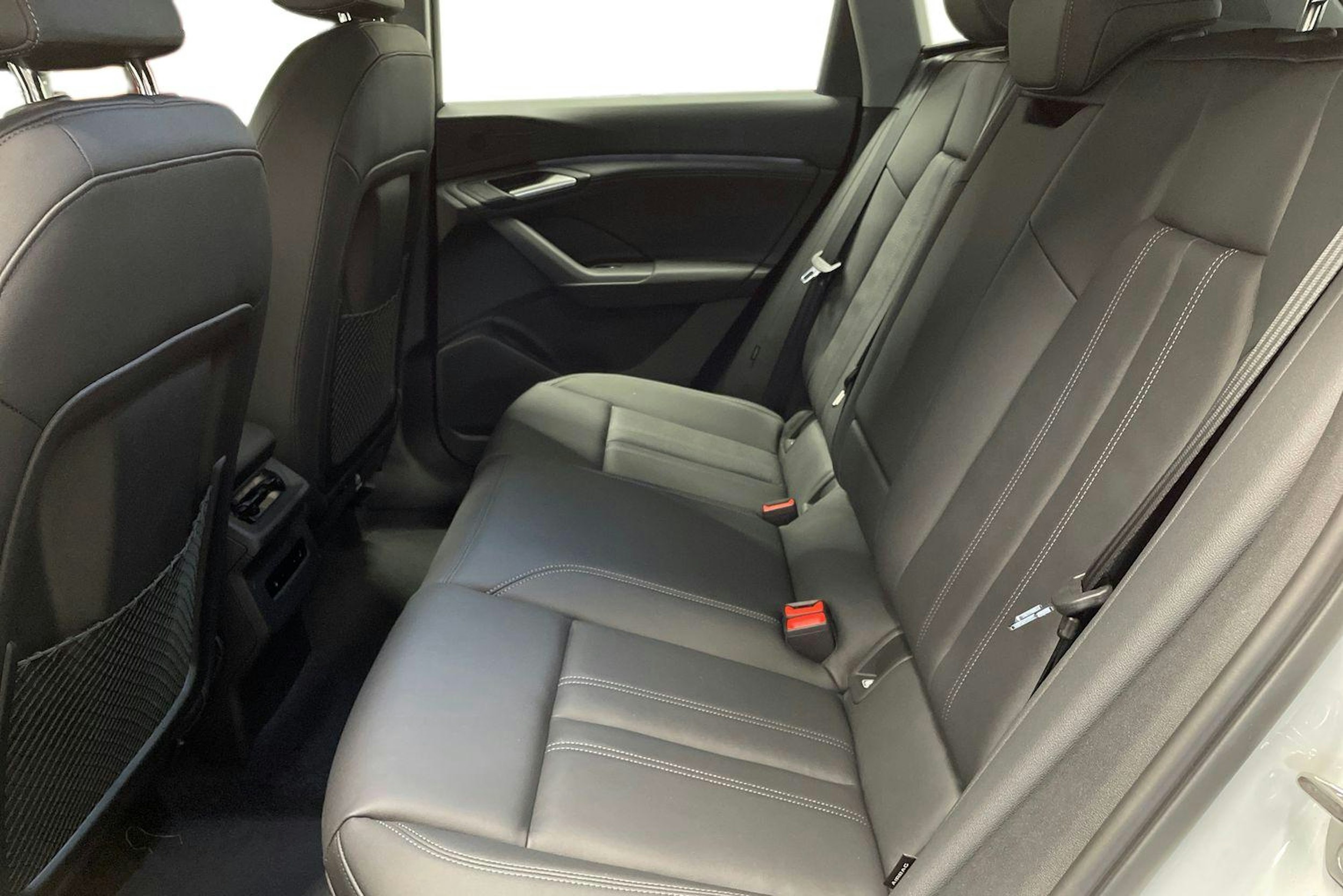 valkoinen Audi Q6 e-tron 2025 kuva 8.