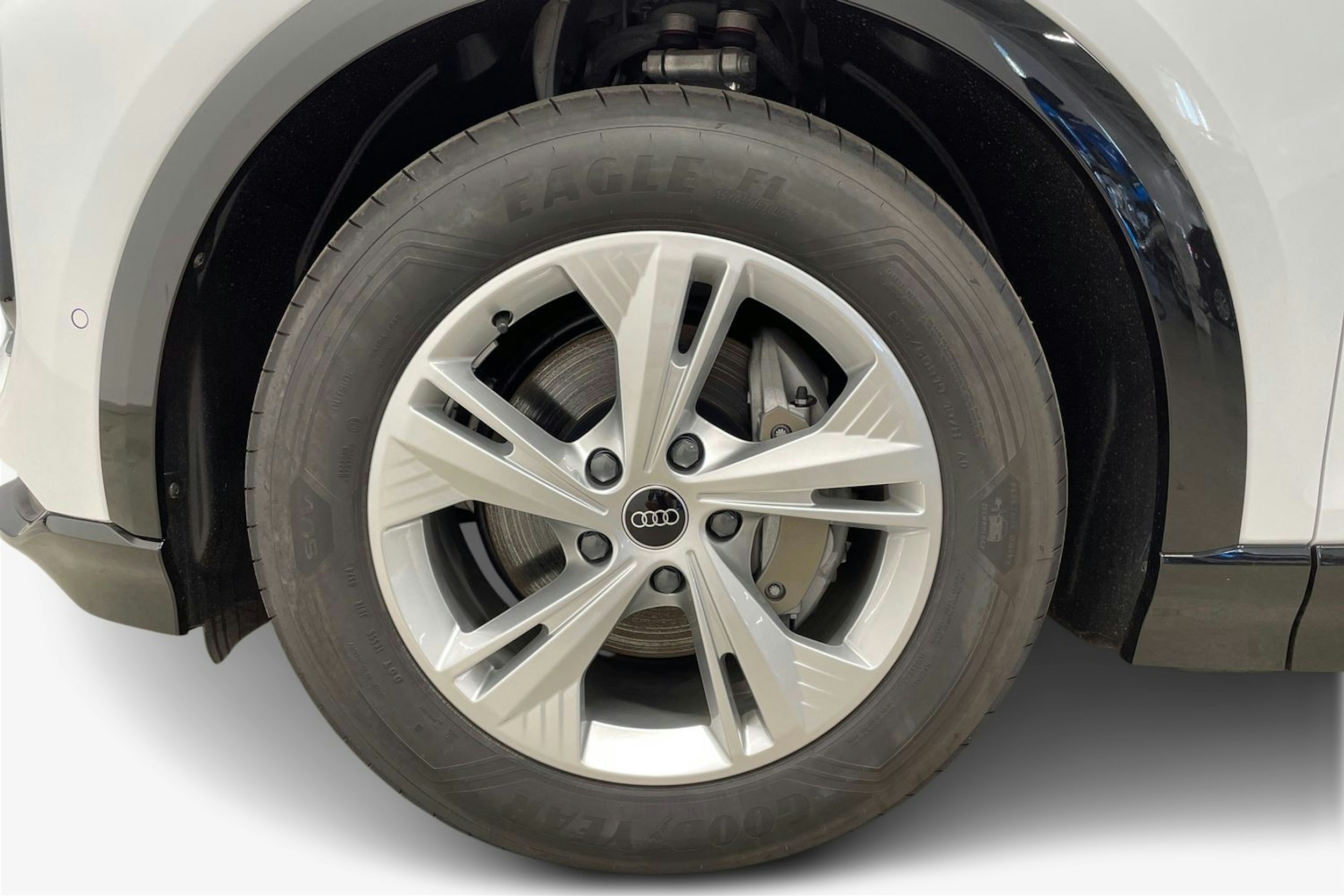 valkoinen Audi Q6 e-tron 2025 kuva 9.